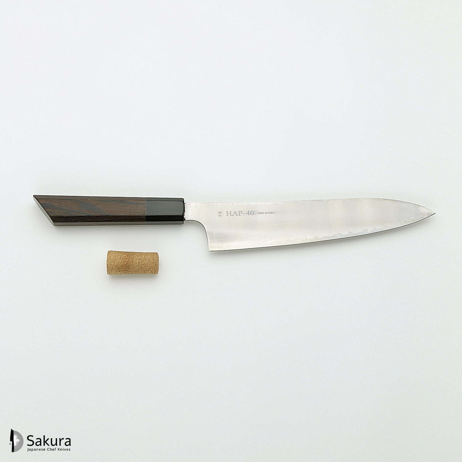 סכין שף רב-תכליתית גִּיוּטוֹ 210מ״מ מחושלת בעבודת יד 3 שכבות: פלדת פחמן יפנית מתקדמת מסוג HAP40 עטופה פלדת אל-חלד גימור מט מלוטש האטסו קוקורו יפן