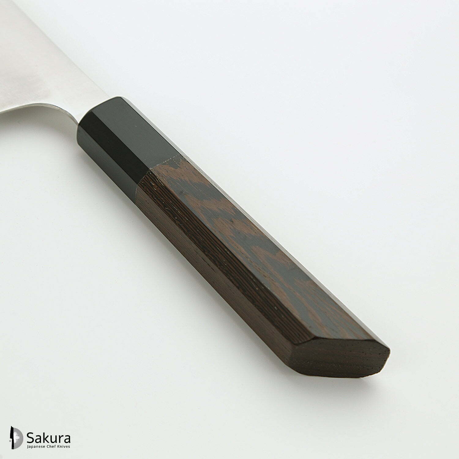 סכין שף רב-תכליתית גִּיוּטוֹ 210מ״מ מחושלת בעבודת יד 3 שכבות: פלדת פחמן יפנית מתקדמת מסוג HAP40 עטופה פלדת אל-חלד גימור מט מלוטש האטסו קוקורו יפן