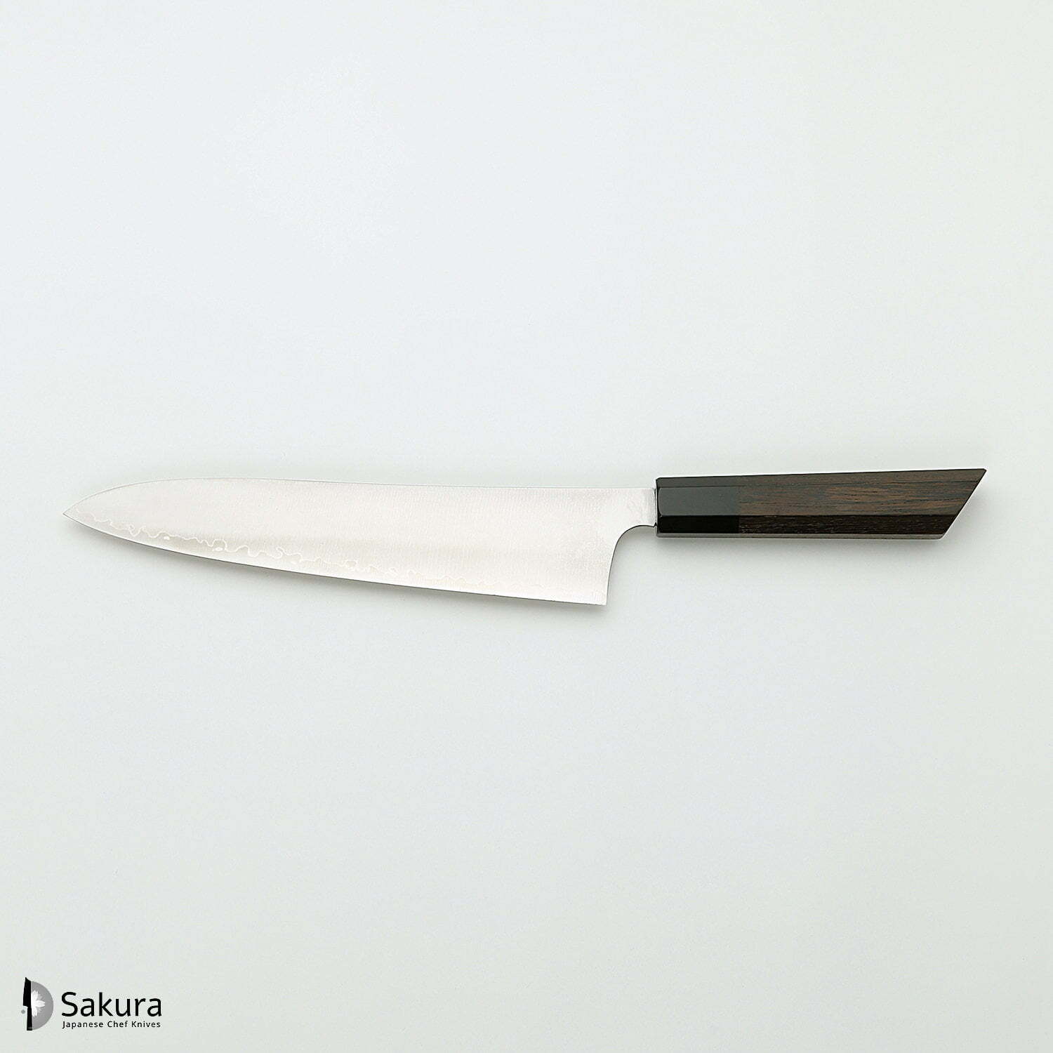 סכין שף רב-תכליתית גִּיוּטוֹ 240מ״מ מחושלת בעבודת יד 3 שכבות: פלדת פחמן יפנית מתקדמת מסוג HAP40 עטופה פלדת אל-חלד גימור מט מלוטש האטסו קוקורו יפן