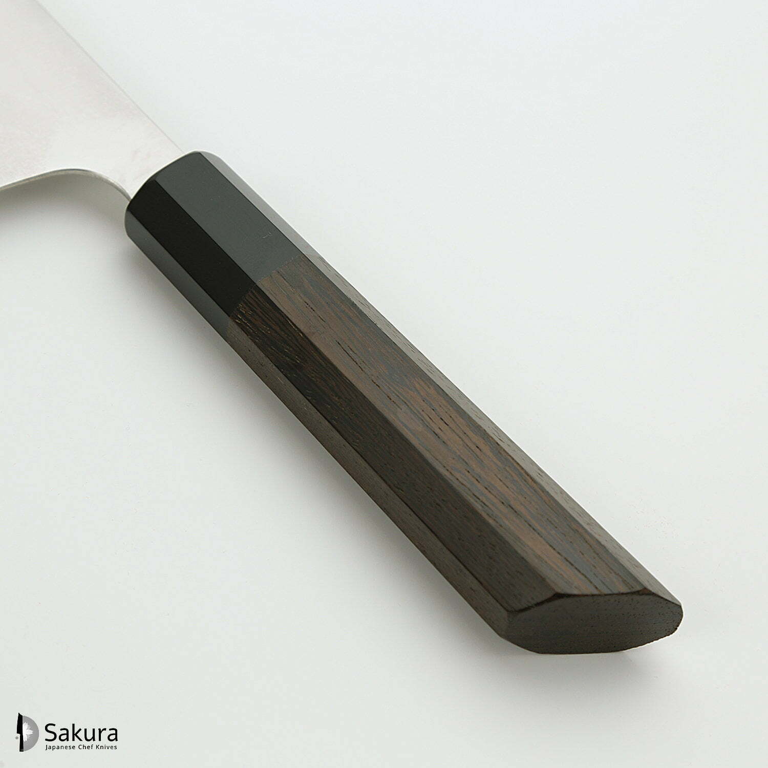 סכין שף רב-תכליתית גִּיוּטוֹ 240מ״מ מחושלת בעבודת יד 3 שכבות: פלדת פחמן יפנית מתקדמת מסוג HAP40 עטופה פלדת אל-חלד גימור מט מלוטש האטסו קוקורו יפן
