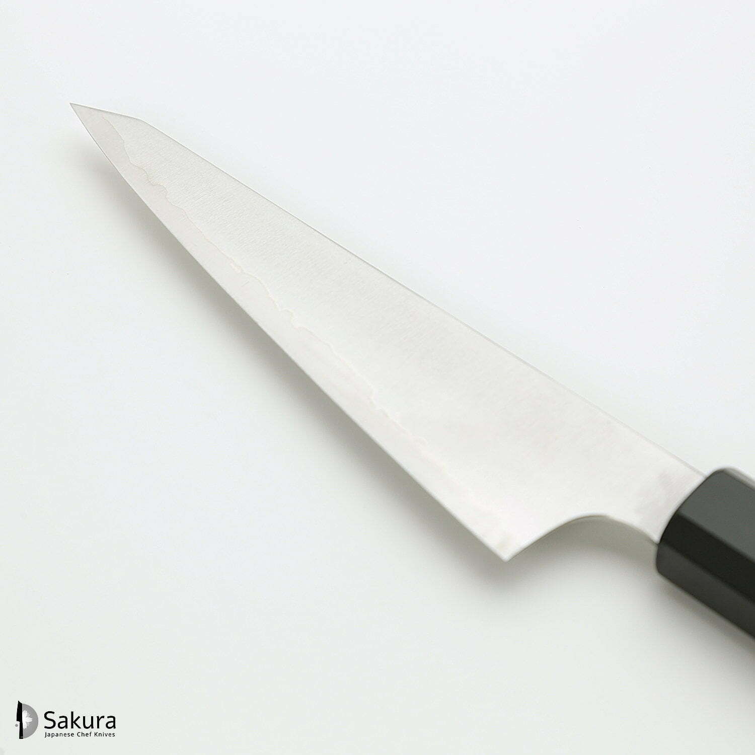 סכין פירוק בשר/עופות הוֹנְייסוּקִי 150מ״מ מחושלת בעבודת יד 3 שכבות: פלדת פחמן יפנית מתקדמת מסוג HAP40 עטופה פלדת אל-חלד גימור מט מלוטש האטסו קוקורו יפן
