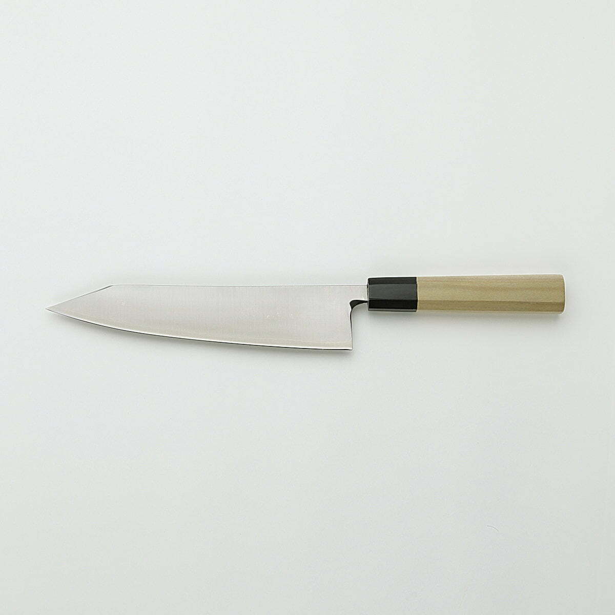 סכין שף רב-תכליתית קִּירִיצוּקֶה גִּיוּטוֹ 210מ״מ מחוזקת 3 שכבות: פלדת פחמן יפנית מתקדמת מסוג R2/SG2 עטופה פלדת אל-חלד גימור מבריק ג׳יקו סאקאיי יפן