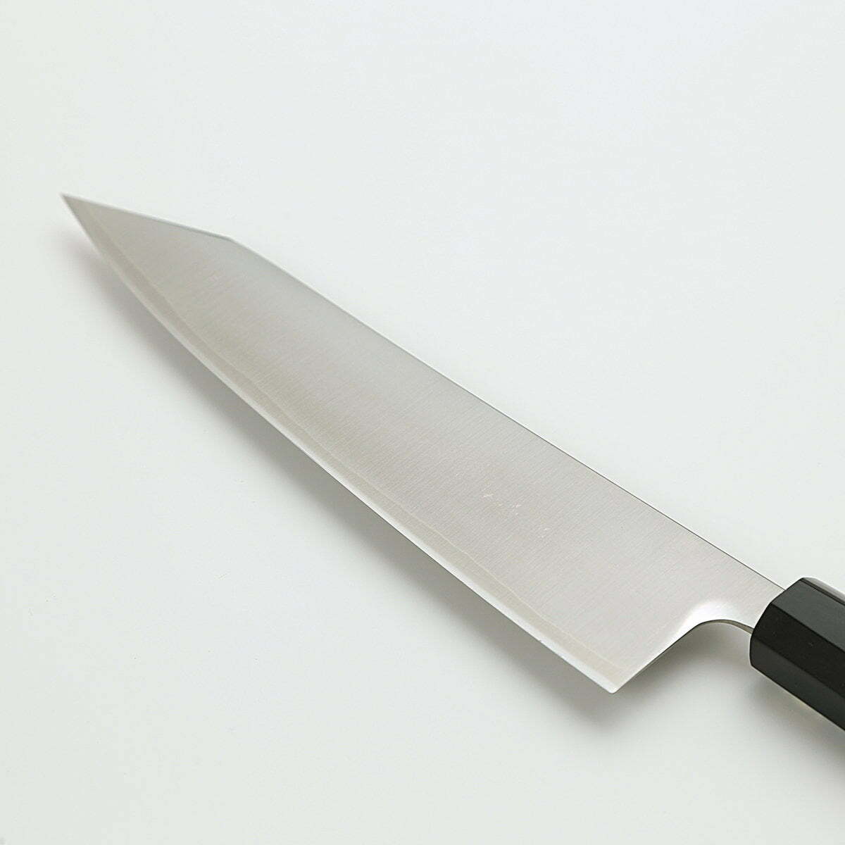 סכין שף רב-תכליתית קִּירִיצוּקֶה גִּיוּטוֹ 210מ״מ מחוזקת 3 שכבות: פלדת פחמן יפנית מתקדמת מסוג R2/SG2 עטופה פלדת אל-חלד גימור מבריק ג׳יקו סאקאיי יפן