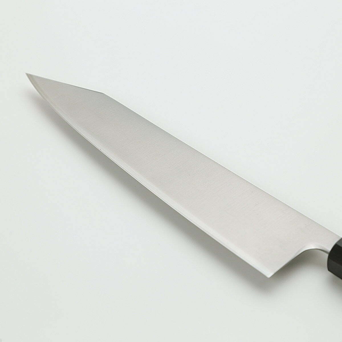 סכין שף רב-תכליתית קִּירִיצוּקֶה גִּיוּטוֹ 240מ״מ מחוזקת 3 שכבות: פלדת פחמן יפנית מתקדמת מסוג R2/SG2 עטופה פלדת אל-חלד גימור מבריק ג׳יקו סאקאיי יפן