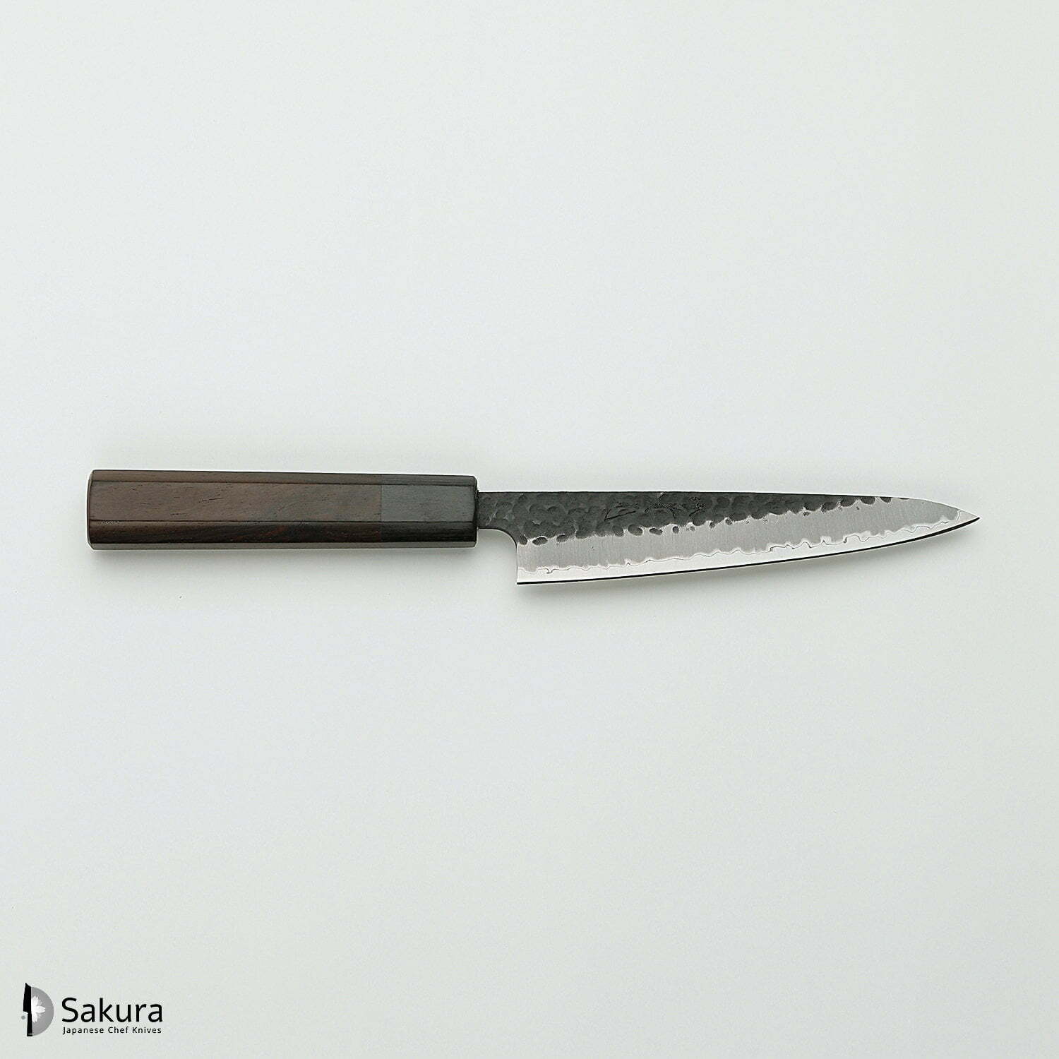 סכין עזר קטנה רב-תכליתית פֶּטִי 135מ״מ מחוזקת 3 שכבות: פלדת פחמן יפנית מתקדמת מסוג Aogami Super עטופה פלדת אל-חלד גימור קורואיצ׳י שחור עם ריקוע פטיש ג׳יקו סאקאיי יפן