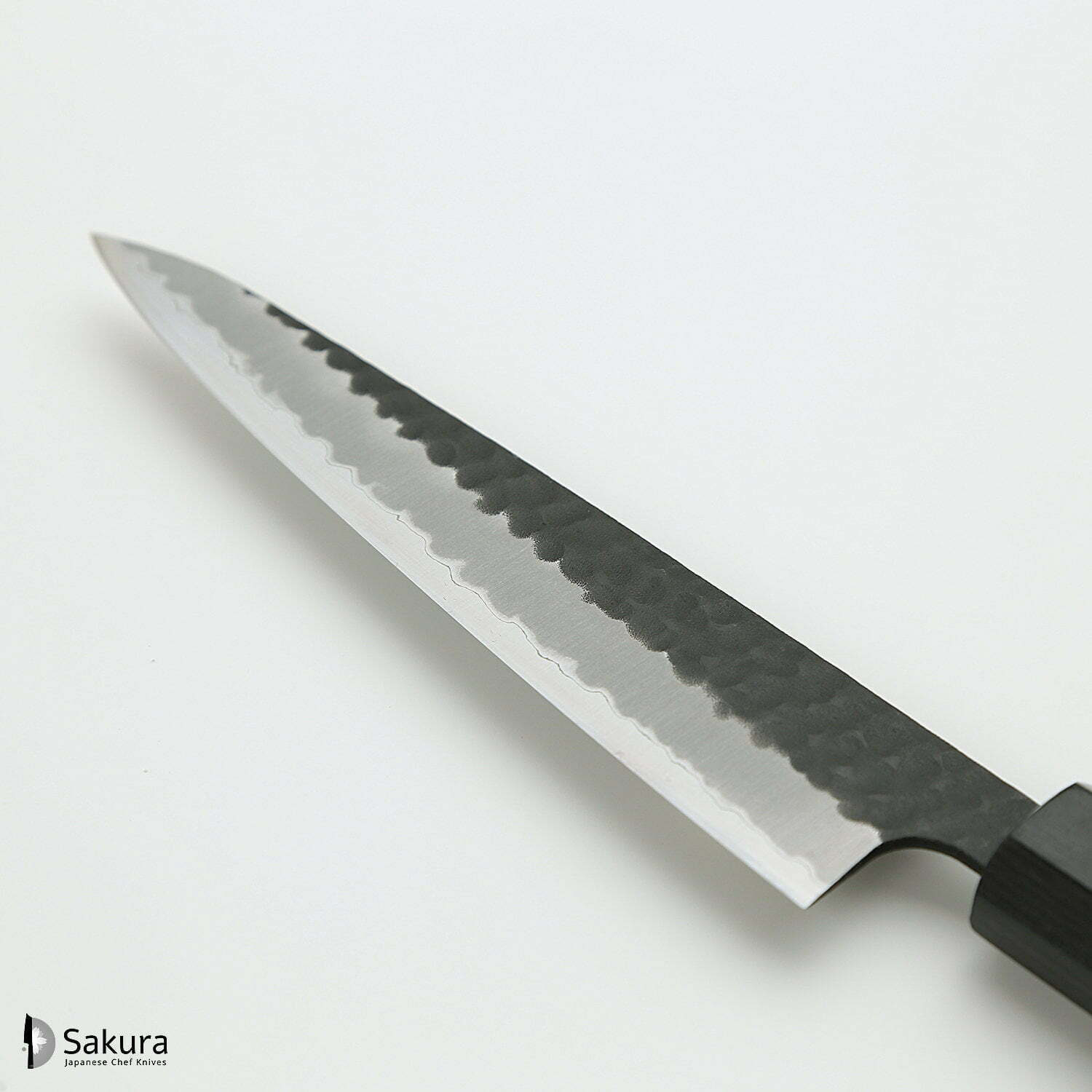 סכין עזר קטנה רב-תכליתית פֶּטִי 135מ״מ מחוזקת 3 שכבות: פלדת פחמן יפנית מתקדמת מסוג Aogami Super עטופה פלדת אל-חלד גימור קורואיצ׳י שחור עם ריקוע פטיש ג׳יקו סאקאיי יפן