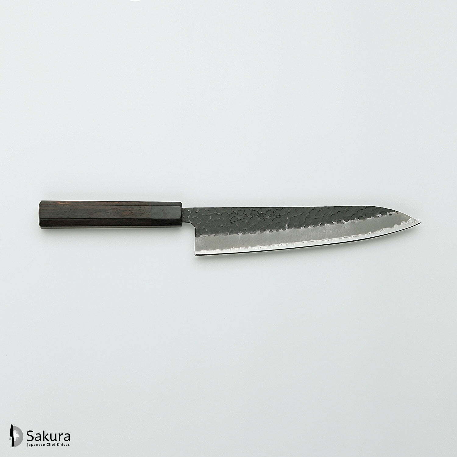 סכין שף רב-תכליתית גִּיוּטוֹ 210מ״מ מחוזקת 3 שכבות: פלדת פחמן יפנית מתקדמת מסוג Aogami Super עטופה פלדת אל-חלד גימור קורואיצ׳י שחור עם ריקוע פטיש ג׳יקו סאקאיי יפן