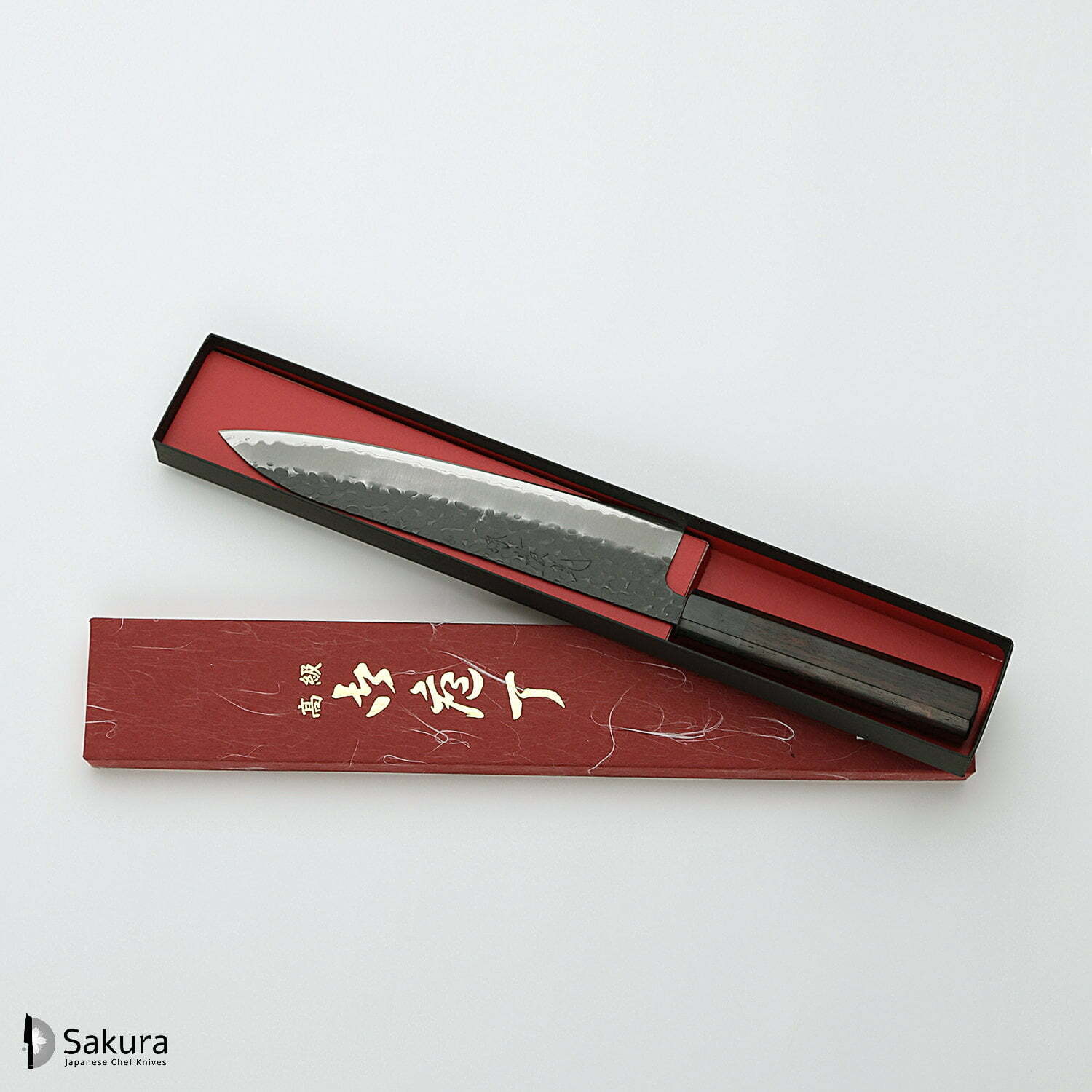 סכין שף רב-תכליתית גִּיוּטוֹ 210מ״מ מחוזקת 3 שכבות: פלדת פחמן יפנית מתקדמת מסוג Aogami Super עטופה פלדת אל-חלד גימור קורואיצ׳י שחור עם ריקוע פטיש ג׳יקו סאקאיי יפן