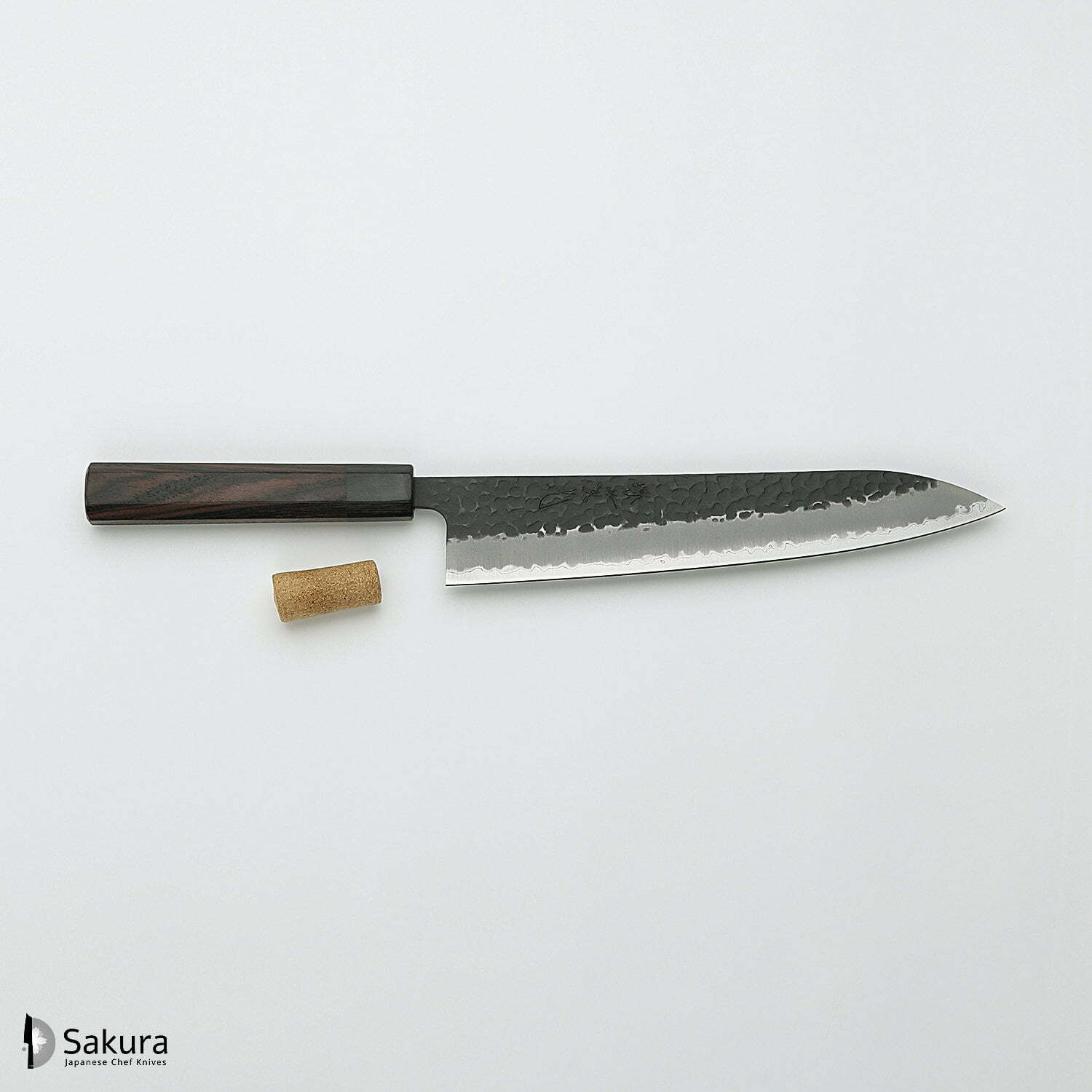 סכין שף רב-תכליתית גִּיוּטוֹ 240מ״מ מחוזקת 3 שכבות: פלדת פחמן יפנית מתקדמת מסוג Aogami Super עטופה פלדת אל-חלד גימור קורואיצ׳י שחור עם ריקוע פטיש ג׳יקו סאקאיי יפן