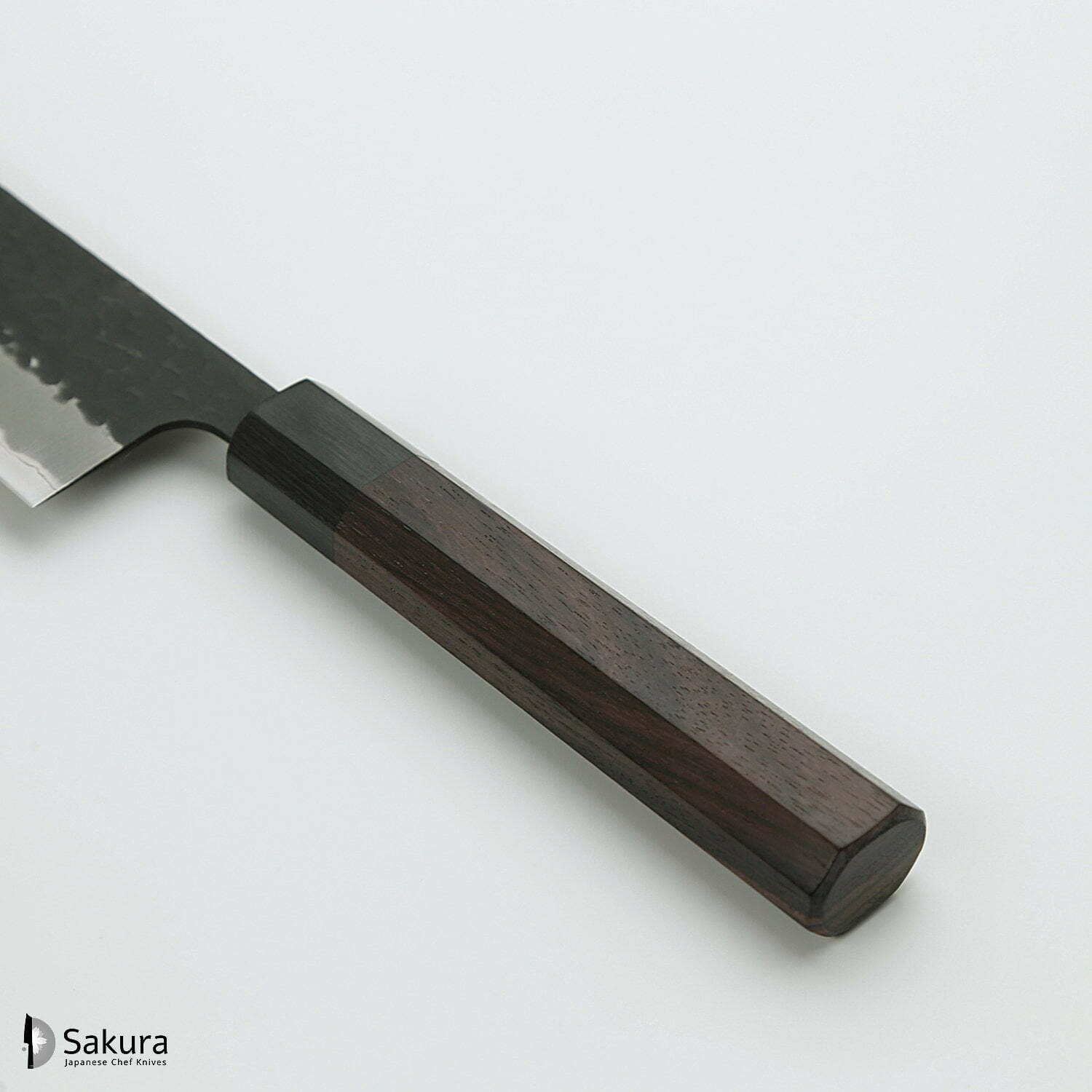 סכין שף רב-תכליתית גִּיוּטוֹ 240מ״מ מחוזקת 3 שכבות: פלדת פחמן יפנית מתקדמת מסוג Aogami Super עטופה פלדת אל-חלד גימור קורואיצ׳י שחור עם ריקוע פטיש ג׳יקו סאקאיי יפן