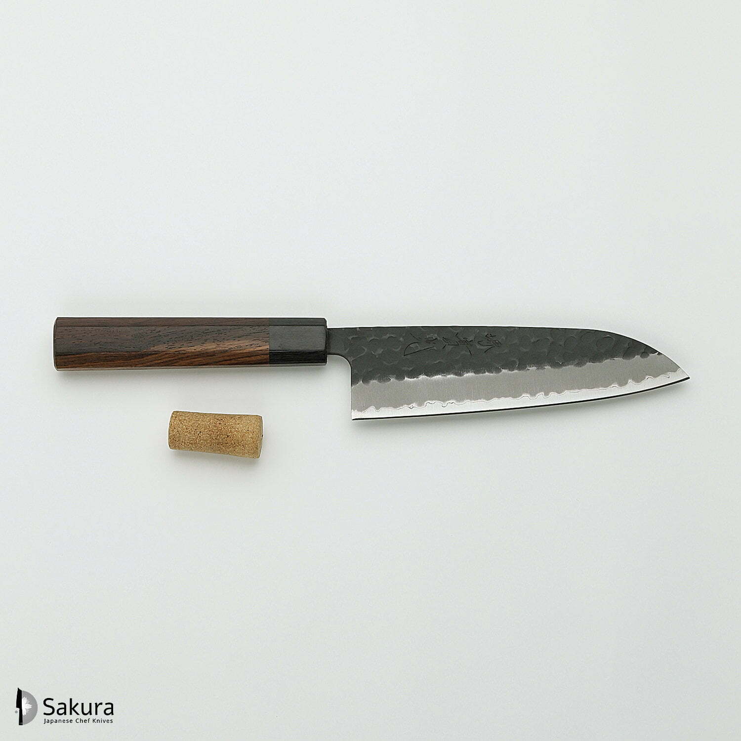 סכין רב-תכליתית סָנטוֹקוּ 165מ״מ מחוזקת 3 שכבות: פלדת פחמן יפנית מתקדמת מסוג Aogami Super עטופה פלדת אל-חלד גימור קורואיצ׳י שחור עם ריקוע פטיש ג׳יקו סאקאיי יפן