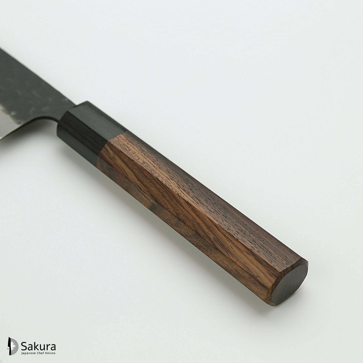 סכין רב-תכליתית סָנטוֹקוּ 165מ״מ מחוזקת 3 שכבות: פלדת פחמן יפנית מתקדמת מסוג Aogami Super עטופה פלדת אל-חלד גימור קורואיצ׳י שחור עם ריקוע פטיש ג׳יקו סאקאיי יפן