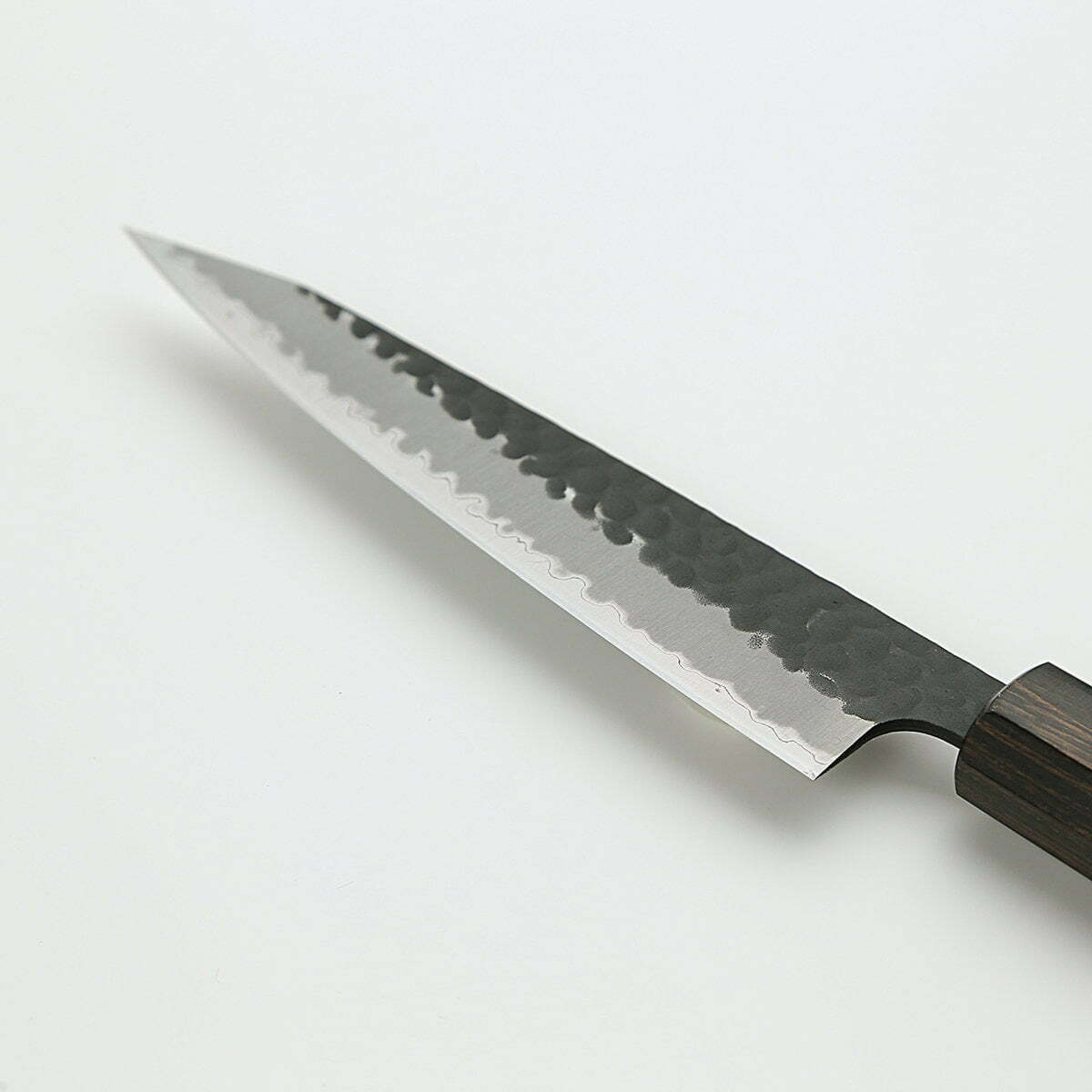 סכין עזר קטנה רב-תכליתית קִּירִיצוּקֶה פֶּטִי 125מ״מ מחוזקת 3 שכבות: פלדת פחמן יפנית מתקדמת מסוג Aogami Super עטופה פלדת אל-חלד גימור קורואיצ׳י שחור עם ריקוע פטיש ג׳יקו סאקאיי יפן