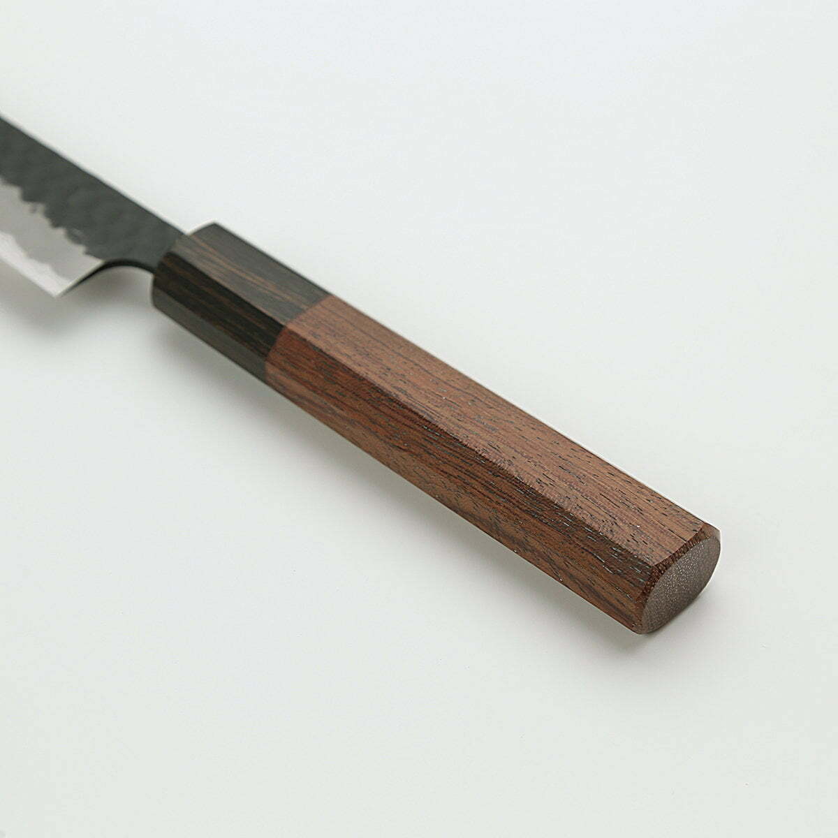 סכין עזר קטנה רב-תכליתית קִּירִיצוּקֶה פֶּטִי 125מ״מ מחוזקת 3 שכבות: פלדת פחמן יפנית מתקדמת מסוג Aogami Super עטופה פלדת אל-חלד גימור קורואיצ׳י שחור עם ריקוע פטיש ג׳יקו סאקאיי יפן