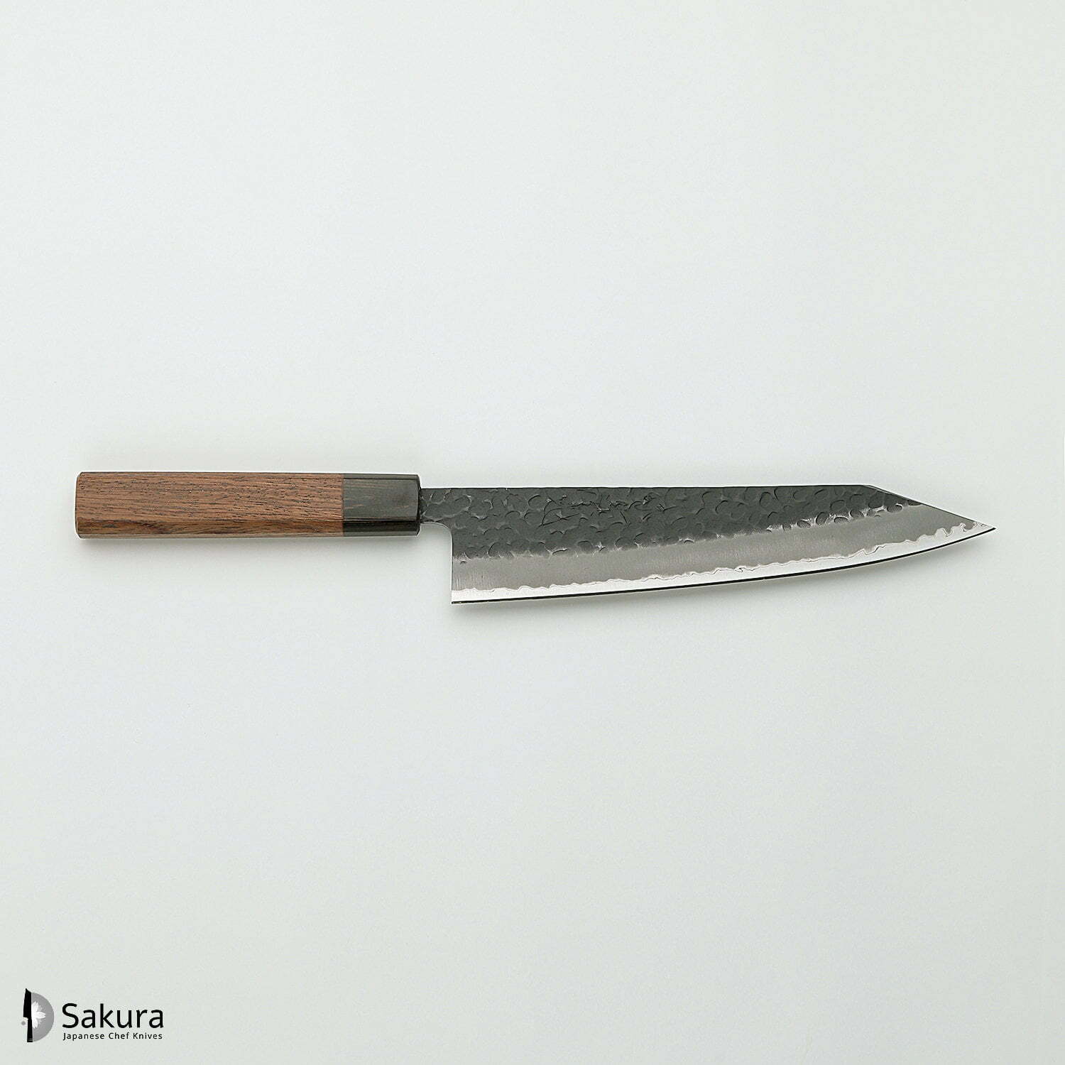 סכין שף רב-תכליתית קִּירִיצוּקֶה גִּיוּטוֹ 200מ״מ מחוזקת 3 שכבות: פלדת פחמן יפנית מתקדמת מסוג Aogami Super עטופה פלדת אל-חלד גימור קורואיצ׳י שחור עם ריקוע פטיש ג׳יקו סאקאיי יפן