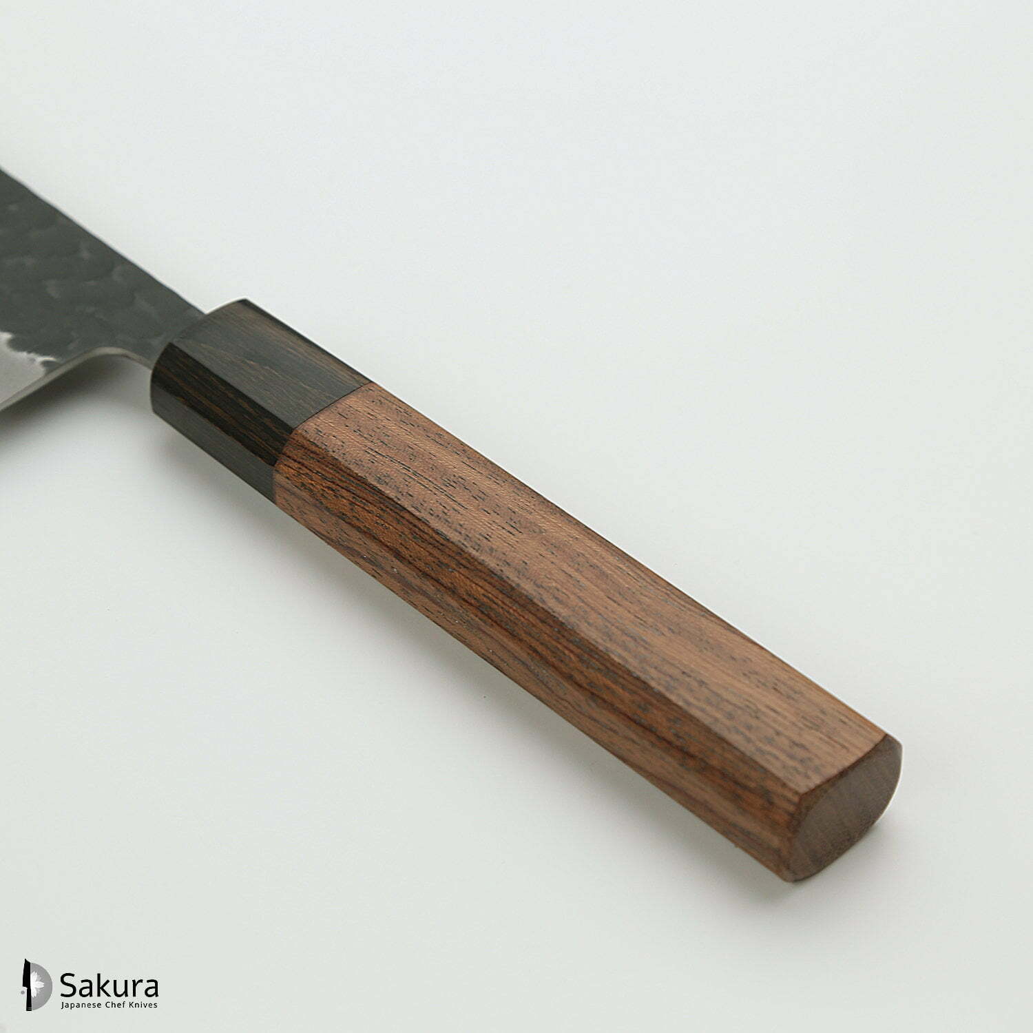 סכין שף רב-תכליתית קִּירִיצוּקֶה גִּיוּטוֹ 200מ״מ מחוזקת 3 שכבות: פלדת פחמן יפנית מתקדמת מסוג Aogami Super עטופה פלדת אל-חלד גימור קורואיצ׳י שחור עם ריקוע פטיש ג׳יקו סאקאיי יפן