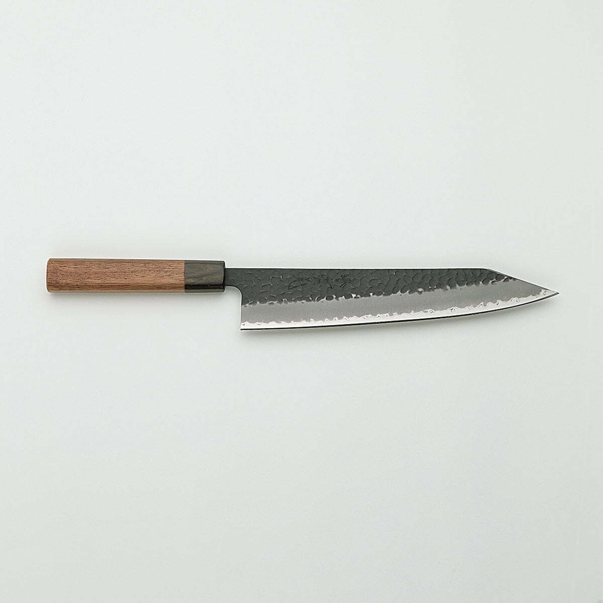 סכין שף רב-תכליתית קִּירִיצוּקֶה גִּיוּטוֹ 230מ״מ מחוזקת 3 שכבות: פלדת פחמן יפנית מתקדמת מסוג Aogami Super עטופה פלדת אל-חלד גימור קורואיצ׳י שחור עם ריקוע פטיש ג׳יקו סאקאיי יפן