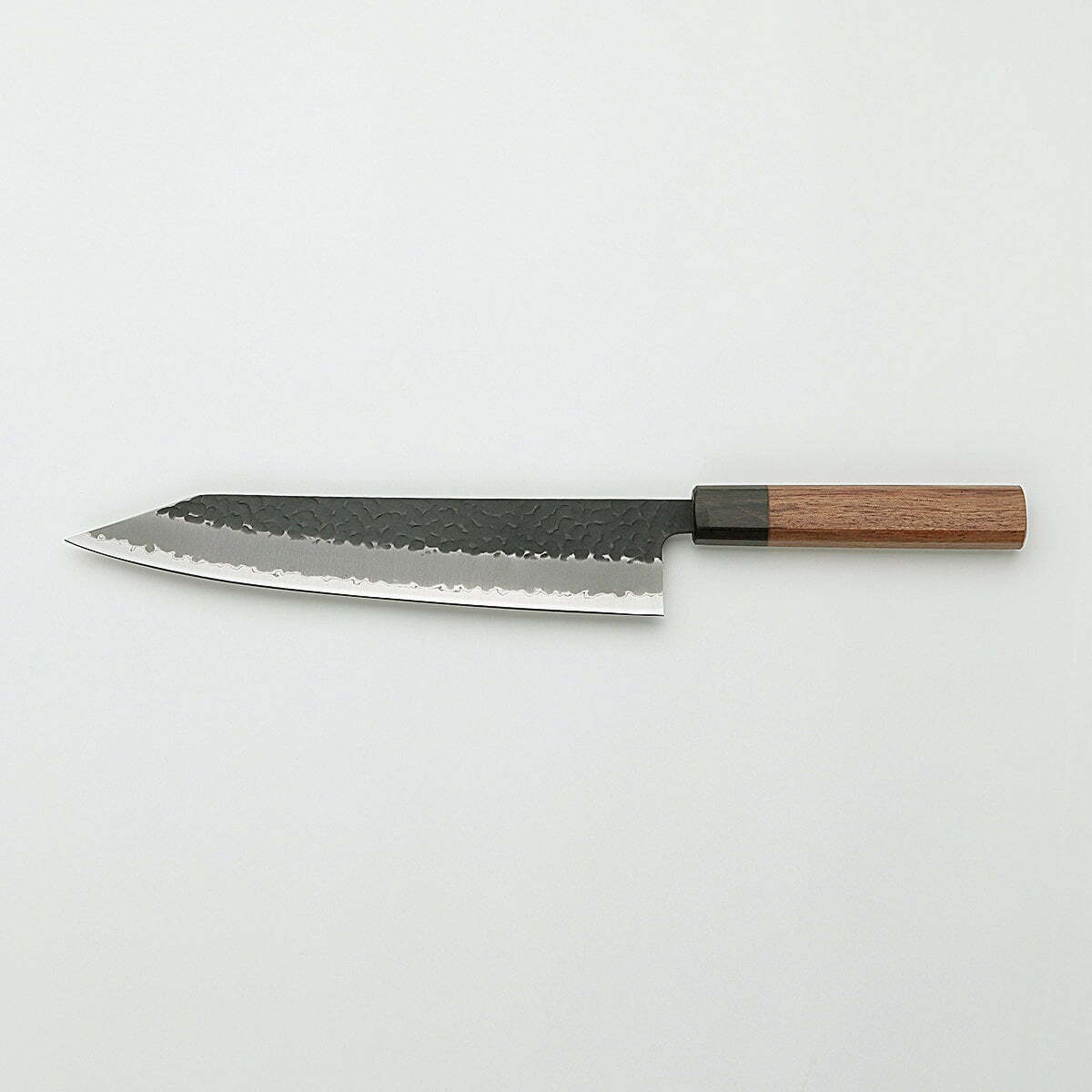 סכין שף רב-תכליתית קִּירִיצוּקֶה גִּיוּטוֹ 230מ״מ מחוזקת 3 שכבות: פלדת פחמן יפנית מתקדמת מסוג Aogami Super עטופה פלדת אל-חלד גימור קורואיצ׳י שחור עם ריקוע פטיש ג׳יקו סאקאיי יפן