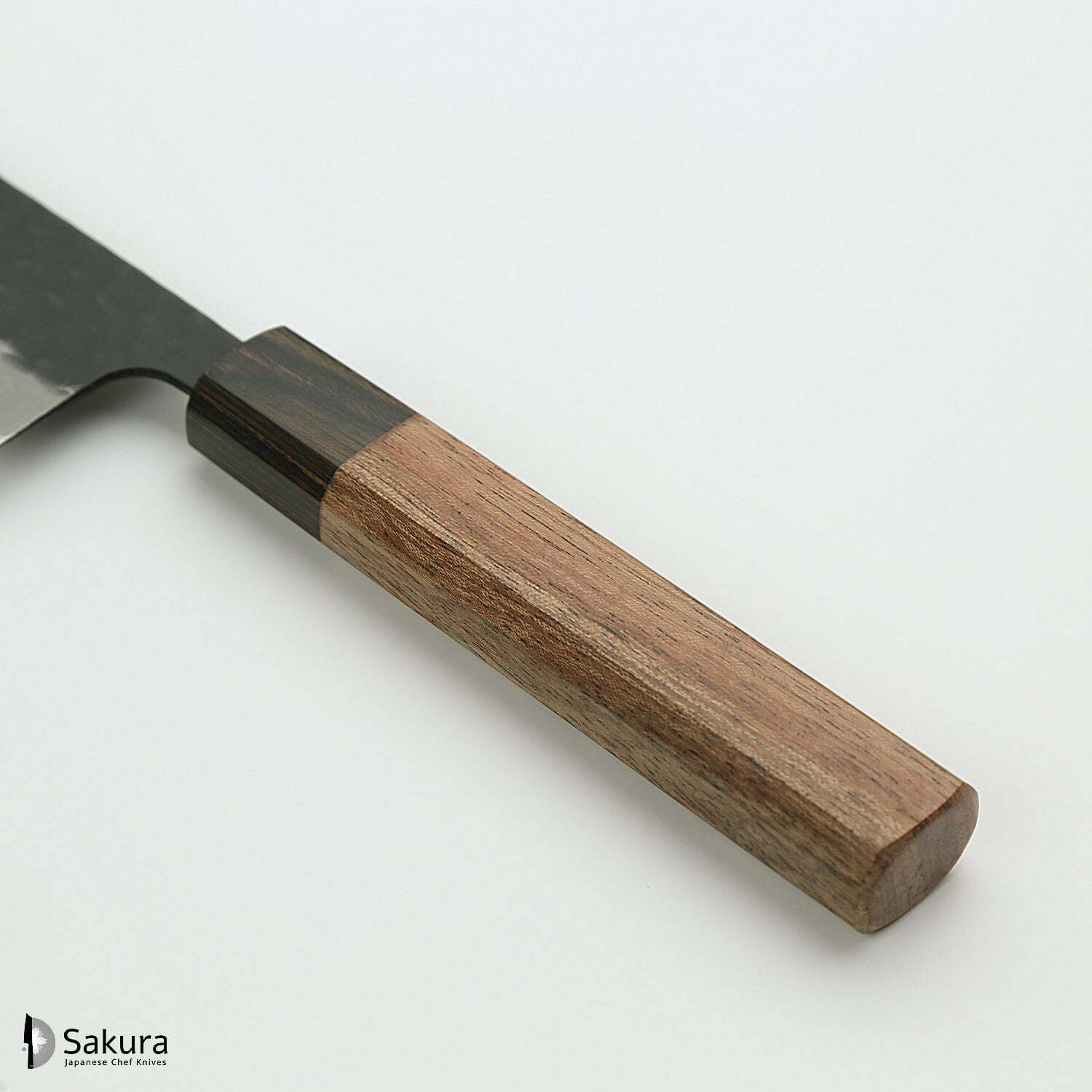 סכין רב-תכליתית בּוּנְקָה 155מ״מ מחוזקת 3 שכבות: פלדת פחמן יפנית מתקדמת מסוג Aogami Super עטופה פלדת אל-חלד גימור קורואיצ׳י שחור עם ריקוע פטיש ג׳יקו סאקאיי יפן