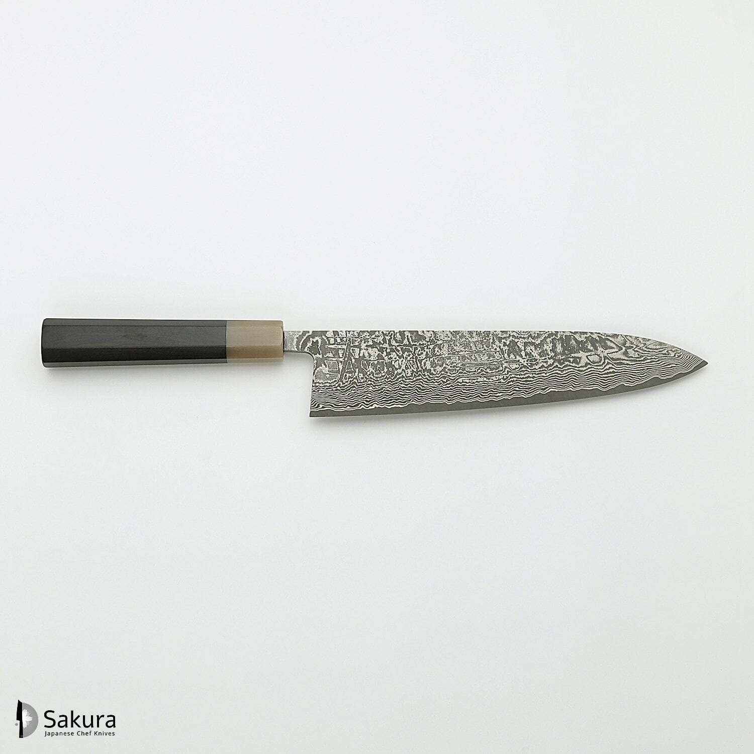 סכין שף רב-תכליתית גִּיוּטוֹ 240מ״מ מחושלת בעבודת יד 3 שכבות: פלדת פחמן יפנית מתקדמת מסוג R2/SG2 עטופה פלדת דמשק אל-חלד גימור דמשק שירו קאמו יפן