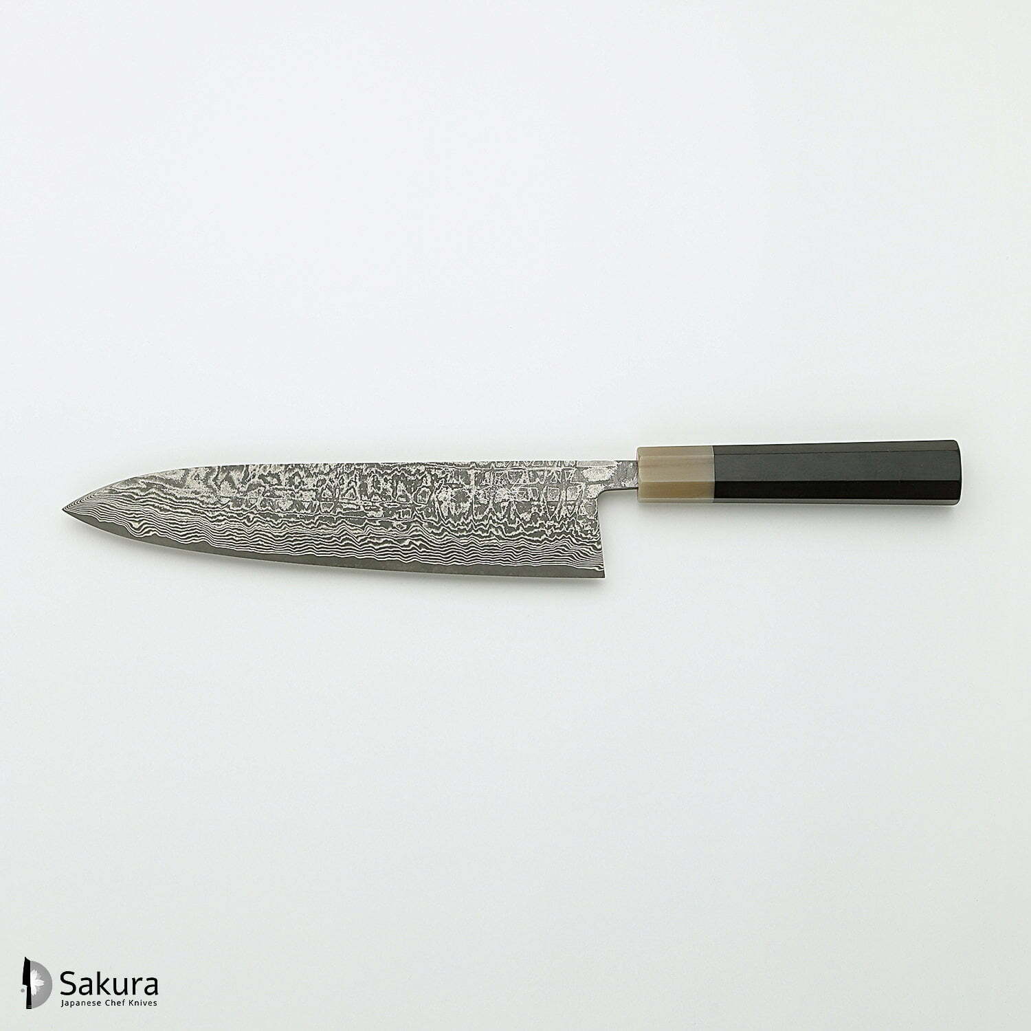 סכין שף רב-תכליתית גִּיוּטוֹ 210מ״מ מחושלת בעבודת יד 3 שכבות: פלדת פחמן יפנית מתקדמת מסוג R2/SG2 עטופה פלדת דמשק אל-חלד גימור דמשק שירו קאמו יפן