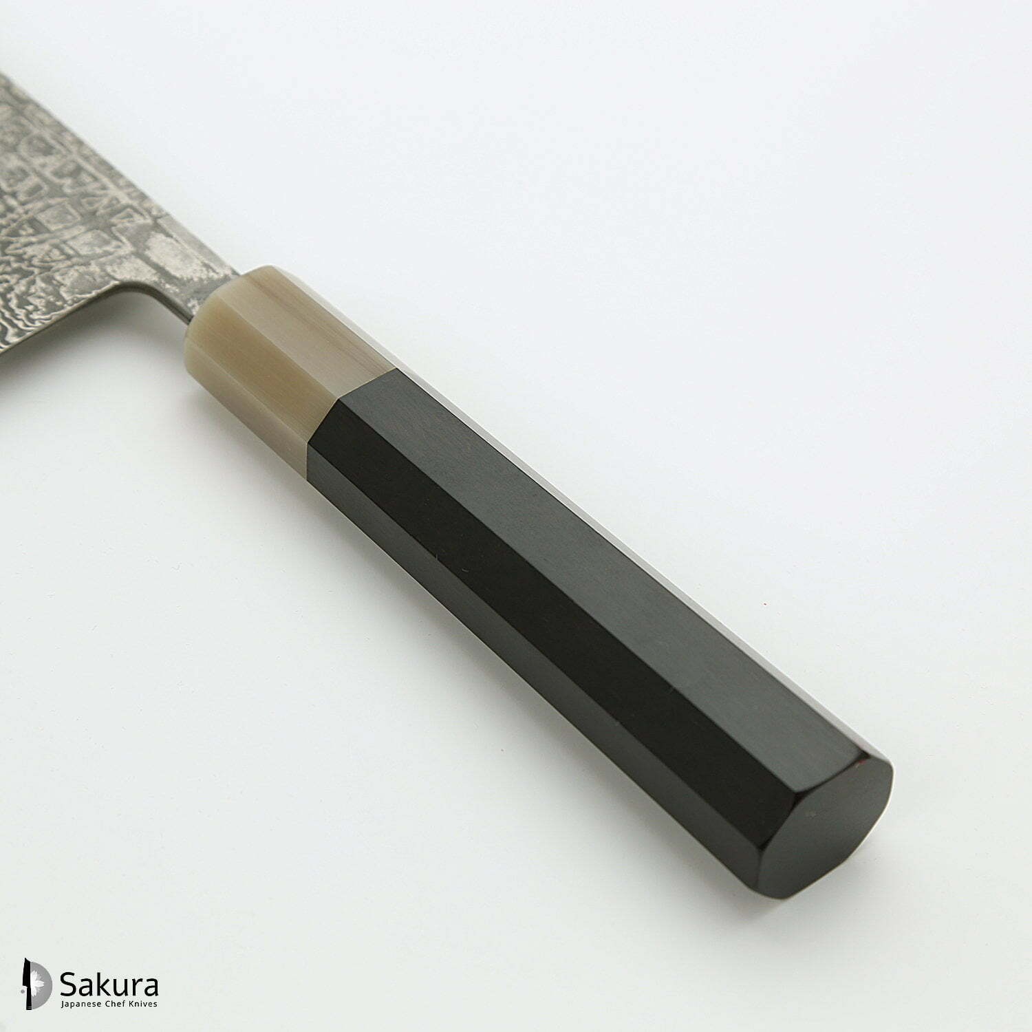 סכין שף רב-תכליתית גִּיוּטוֹ 240מ״מ מחושלת בעבודת יד 3 שכבות: פלדת פחמן יפנית מתקדמת מסוג R2/SG2 עטופה פלדת דמשק אל-חלד גימור דמשק שירו קאמו יפן