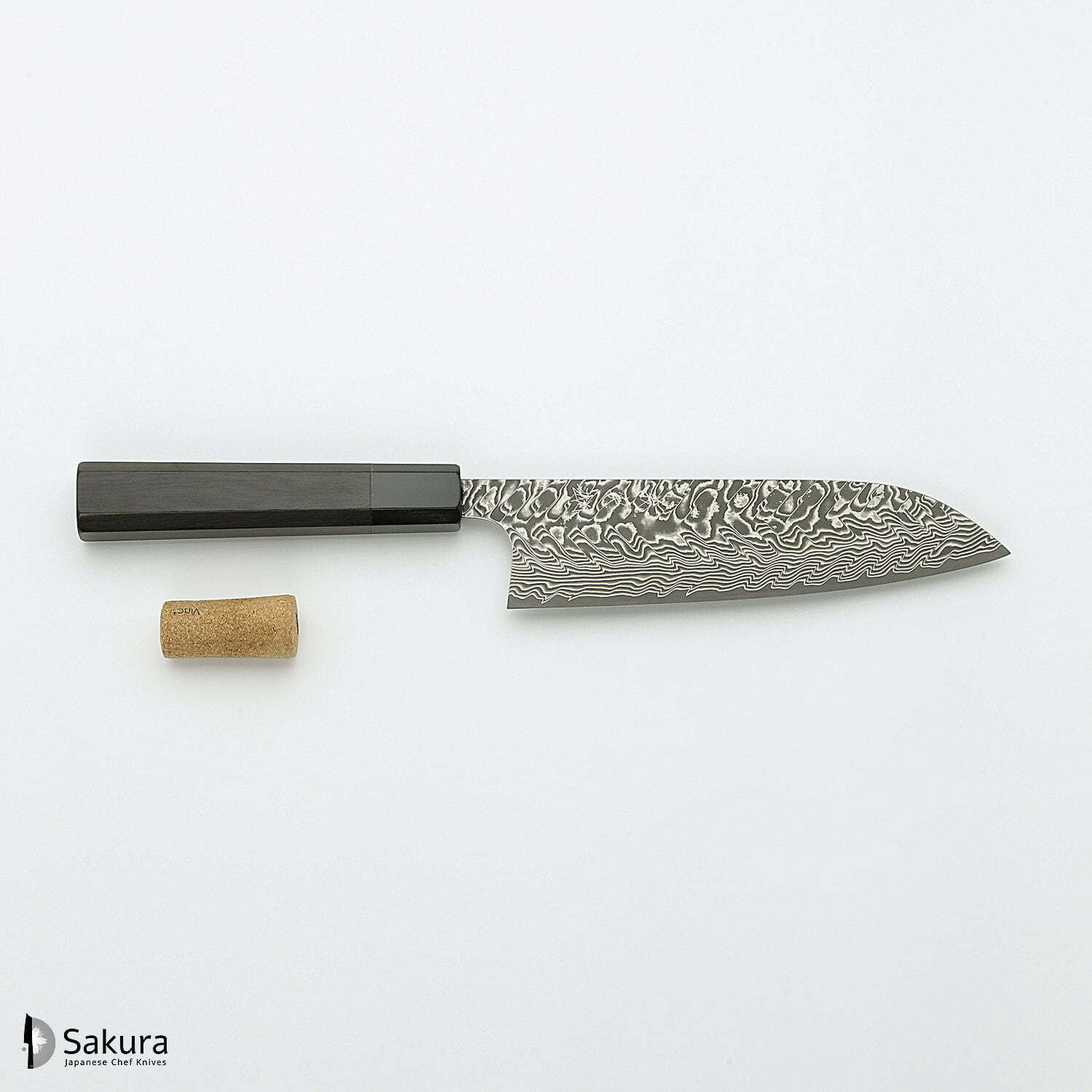 סכין רב-תכליתית סָנטוֹקוּ 165מ״מ מחושלת בעבודת יד 3 שכבות: פלדת פחמן יפנית מתקדמת מסוג R2/SG2 עטופה פלדת דמשק אל-חלד גימור דמשק יושימי קאטו יפן