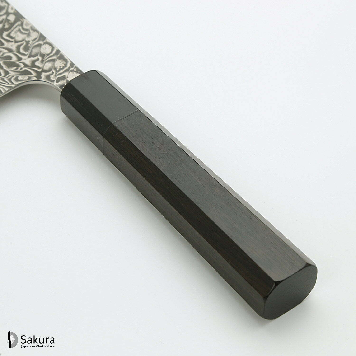 סכין רב-תכליתית סָנטוֹקוּ 165מ״מ מחושלת בעבודת יד 3 שכבות: פלדת פחמן יפנית מתקדמת מסוג R2/SG2 עטופה פלדת דמשק אל-חלד גימור דמשק יושימי קאטו יפן