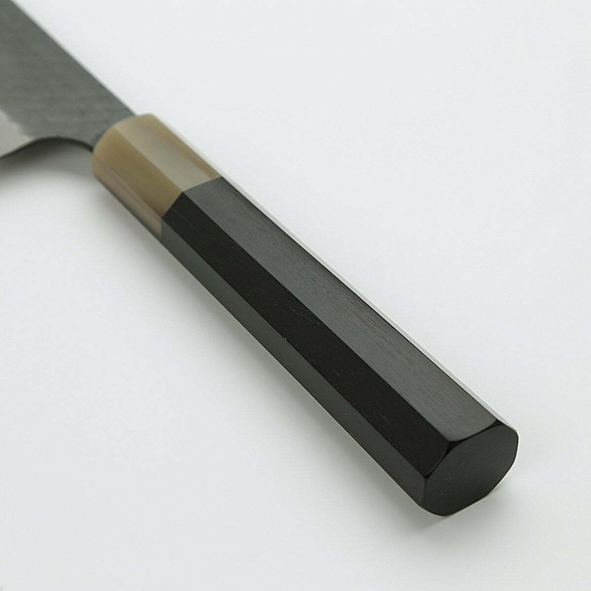 סכין שף רב-תכליתית קִּירִיצוּקֶה גִּיוּטוֹ 240מ״מ מחושלת בעבודת יד 3 שכבות: פלדת פחמן יפנית מתקדמת מסוג R2/SG2 עטופה פלדת אל-חלד גימור קורואיצ׳י שחור עם ריקוע פטיש ניגארה יפן