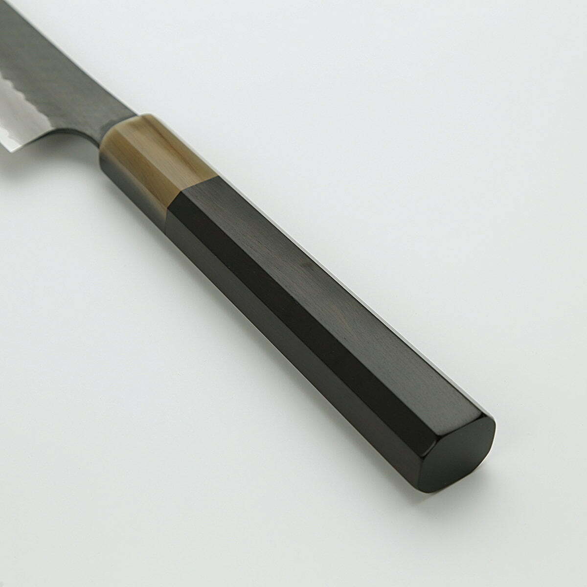 סכין חיתוך ופריסת בשר סוּגִּ’יהִיקִי 270מ״מ מחושלת בעבודת יד 3 שכבות: פלדת פחמן יפנית מתקדמת מסוג R2/SG2 עטופה פלדת אל-חלד גימור קורואיצ׳י שחור עם ריקוע פטיש ניגארה יפן