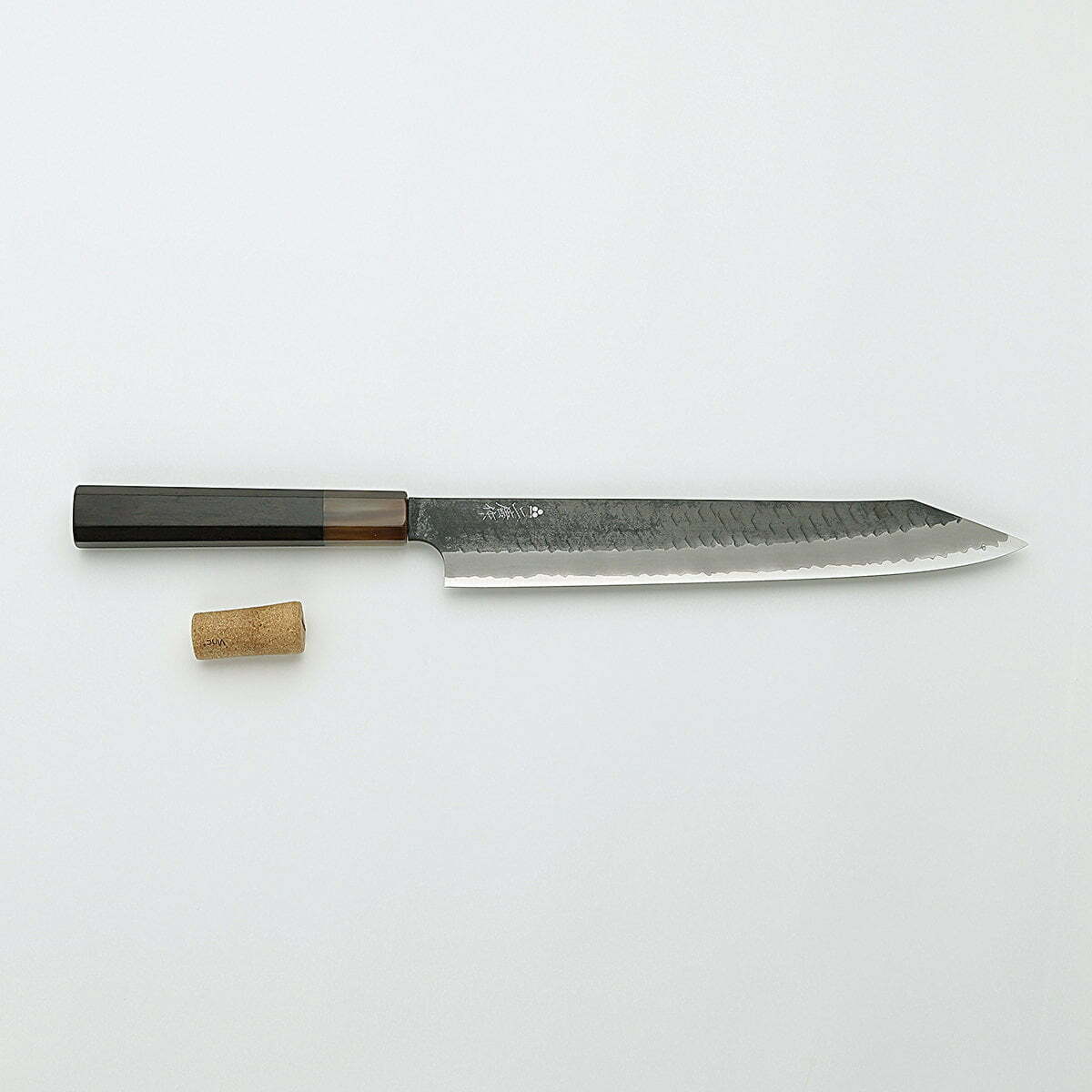 סכין חיתוך ופריסת בשר סוּגִּ’יהִיקִי 255מ״מ מחושלת בעבודת יד 3 שכבות: פלדת פחמן יפנית מתקדמת מסוג R2/SG2 עטופה פלדת אל-חלד גימור קורואיצ׳י שחור עם ריקוע פטיש ניגארה יפן