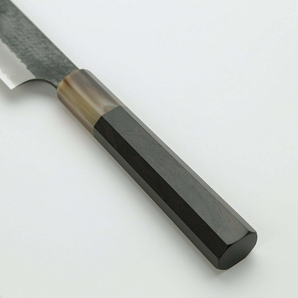סכין חיתוך ופריסת בשר סוּגִּ’יהִיקִי 255מ״מ מחושלת בעבודת יד 3 שכבות: פלדת פחמן יפנית מתקדמת מסוג R2/SG2 עטופה פלדת אל-חלד גימור קורואיצ׳י שחור עם ריקוע פטיש ניגארה יפן