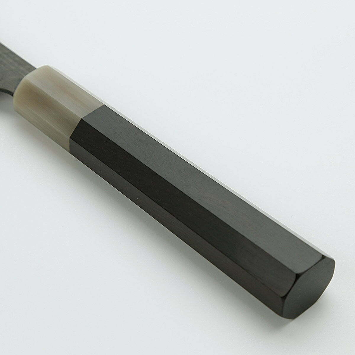 סכין שף רב-תכליתית גִּיוּטוֹ 270מ״מ מחושלת בעבודת יד 3 שכבות: פלדת פחמן יפנית מתקדמת מסוג R2/SG2 עטופה פלדת אל-חלד גימור קורואיצ׳י שחור עם ריקוע פטיש ניגארה יפן