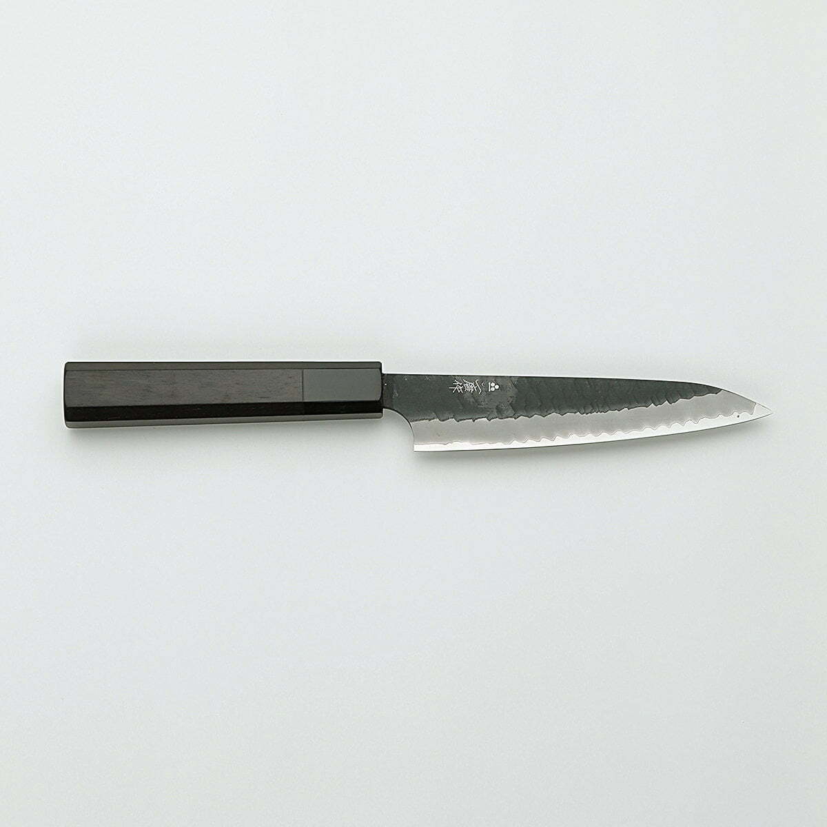 סכין עזר קטנה רב-תכליתית פֶּטִי 150מ״מ מחושלת בעבודת יד 3 שכבות: פלדת פחמן יפנית מתקדמת מסוג R2/SG2 עטופה פלדת אל-חלד גימור קורואיצ׳י שחור עם ריקוע פטיש ניגארה יפן