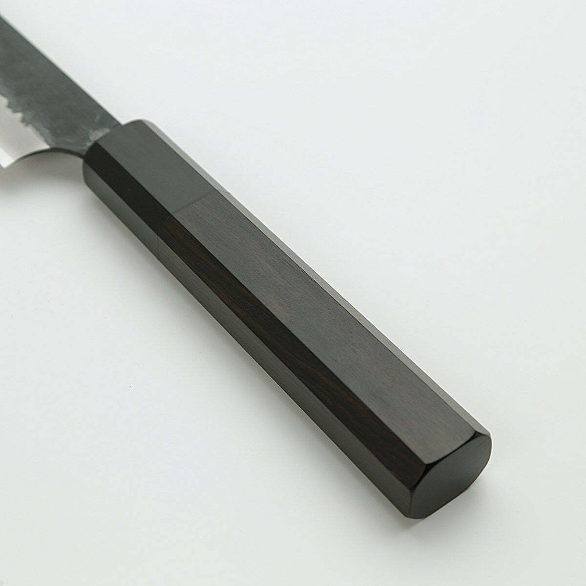 סכין עזר קטנה רב-תכליתית פֶּטִי 150מ״מ מחושלת בעבודת יד 3 שכבות: פלדת פחמן יפנית מתקדמת מסוג R2/SG2 עטופה פלדת אל-חלד גימור קורואיצ׳י שחור עם ריקוע פטיש ניגארה יפן