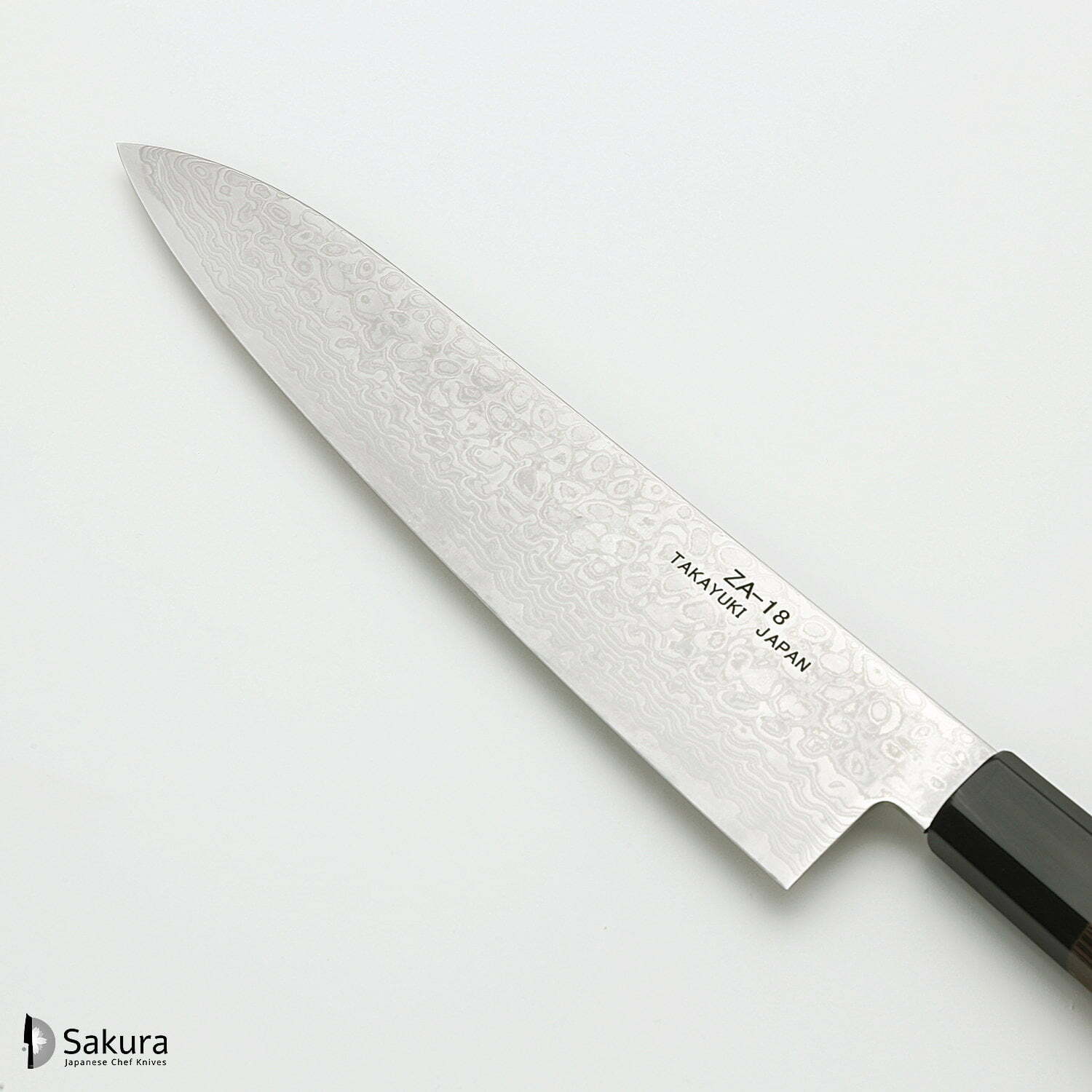 סכין שף רב-תכליתית גִּיוּטוֹ 210מ״מ מחושלת בעבודת יד 69 שכבות: פלדת פחמן יפנית ZA-18 עטופה 68 שכבות פלדת דמשק אל-חלד גימור דמשק מראה 69 שכבות סאקאיי טקיוקי יפן