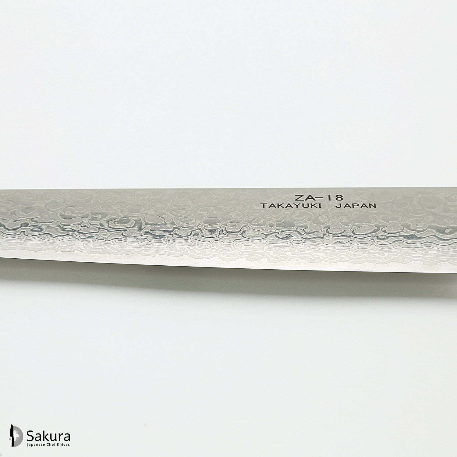 סכין שף רב-תכליתית גִּיוּטוֹ 210מ״מ מחושלת בעבודת יד 69 שכבות: פלדת פחמן יפנית ZA-18 עטופה 68 שכבות פלדת דמשק אל-חלד גימור דמשק מראה 69 שכבות סאקאיי טקיוקי יפן