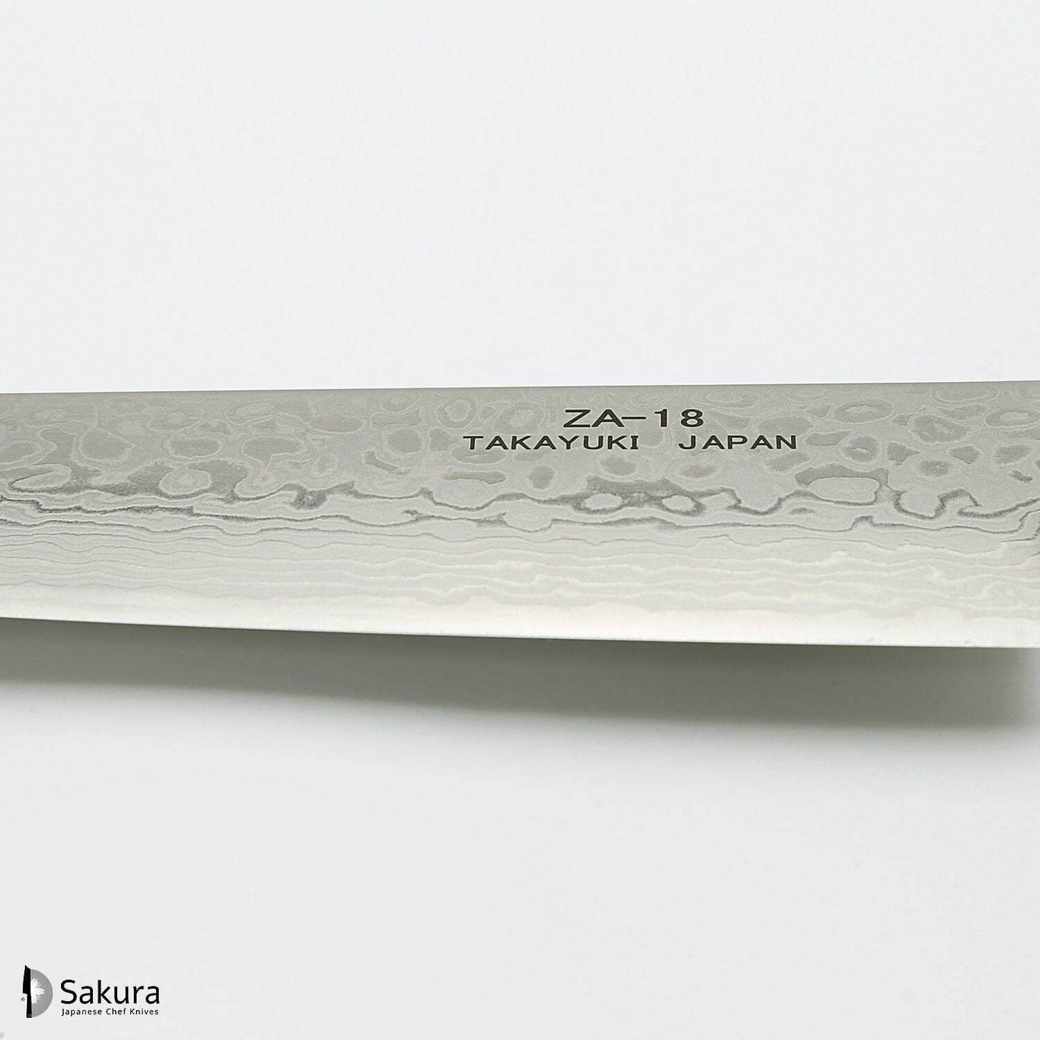 סכין רב-תכליתית סָנטוֹקוּ 180מ״מ מחושלת בעבודת יד 69 שכבות: פלדת פחמן יפנית ZA-18 עטופה 68 שכבות פלדת דמשק אל-חלד גימור דמשק מראה 69 שכבות סאקאיי טקיוקי יפן