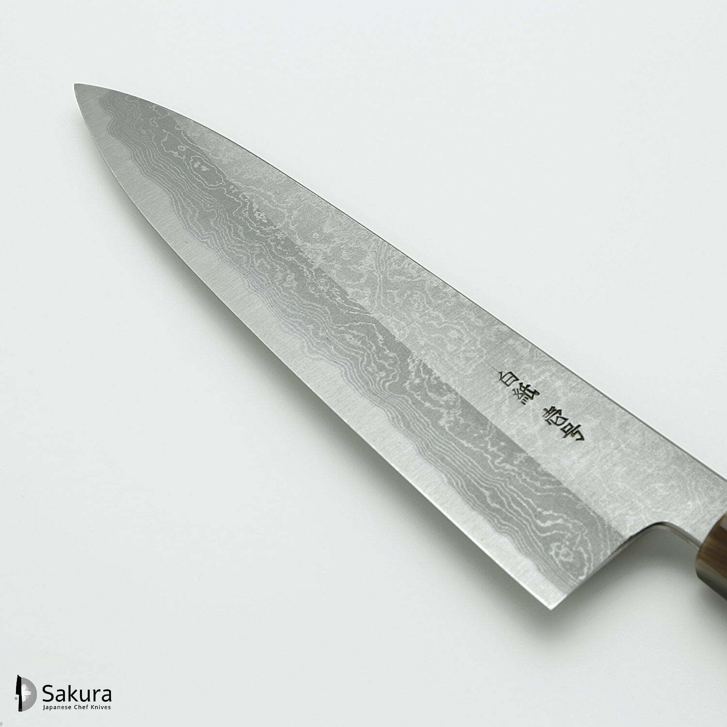 סכין שף רב-תכליתית גִּיוּטוֹ 210מ״מ מחושלת בעבודת יד 3 שכבות: פלדת פחמן יפנית מתקדמת מסוג Shirogami #1 עטופה פלדת דמשק אל-חלד גימור דמשק יושיקאזו טאנקה יפן