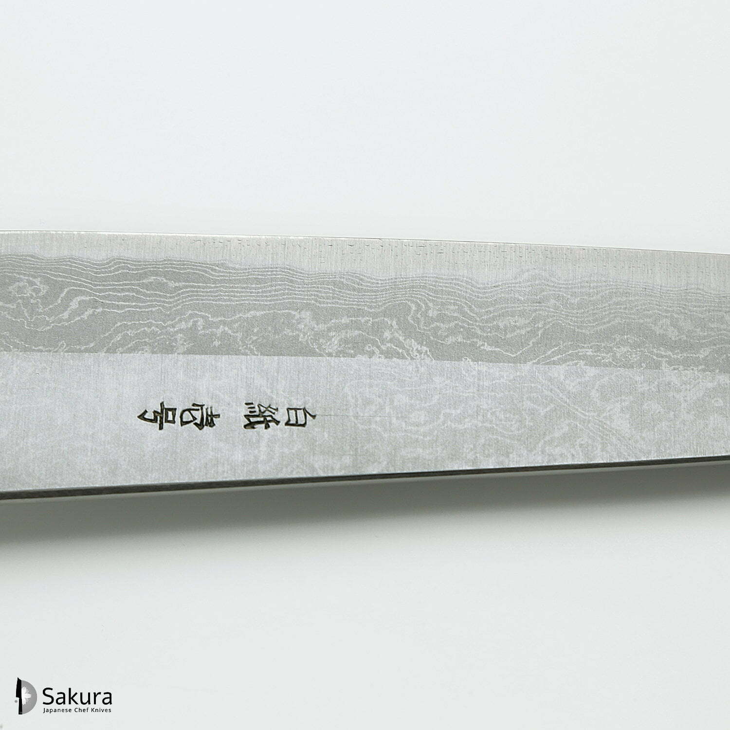 סכין שף רב-תכליתית גִּיוּטוֹ 210מ״מ מחושלת בעבודת יד 3 שכבות: פלדת פחמן יפנית מתקדמת מסוג Shirogami #1 עטופה פלדת דמשק אל-חלד גימור דמשק יושיקאזו טאנקה יפן