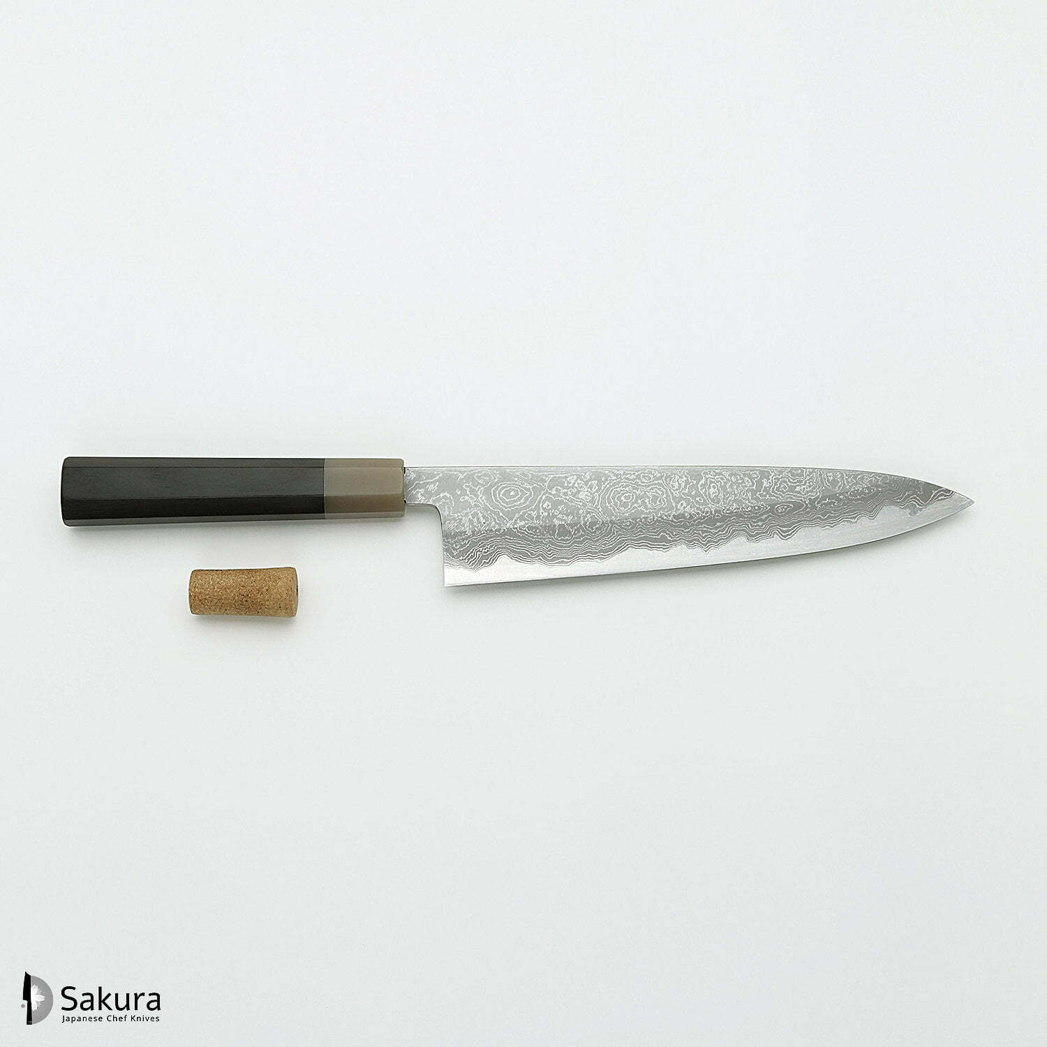 סכין שף רב-תכליתית גִּיוּטוֹ 240מ״מ מחושלת בעבודת יד 3 שכבות: פלדת פחמן יפנית מתקדמת מסוג Shirogami #1 עטופה פלדת דמשק אל-חלד גימור דמשק יושיקאזו טאנקה יפן
