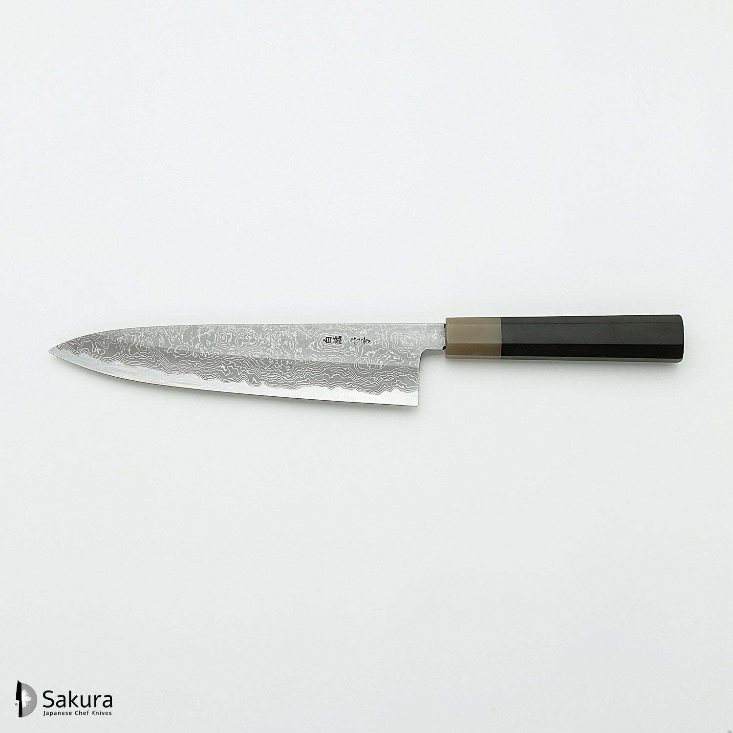 סכין שף רב-תכליתית גִּיוּטוֹ 240מ״מ מחושלת בעבודת יד 3 שכבות: פלדת פחמן יפנית מתקדמת מסוג Shirogami #1 עטופה פלדת דמשק אל-חלד גימור דמשק יושיקאזו טאנקה יפן