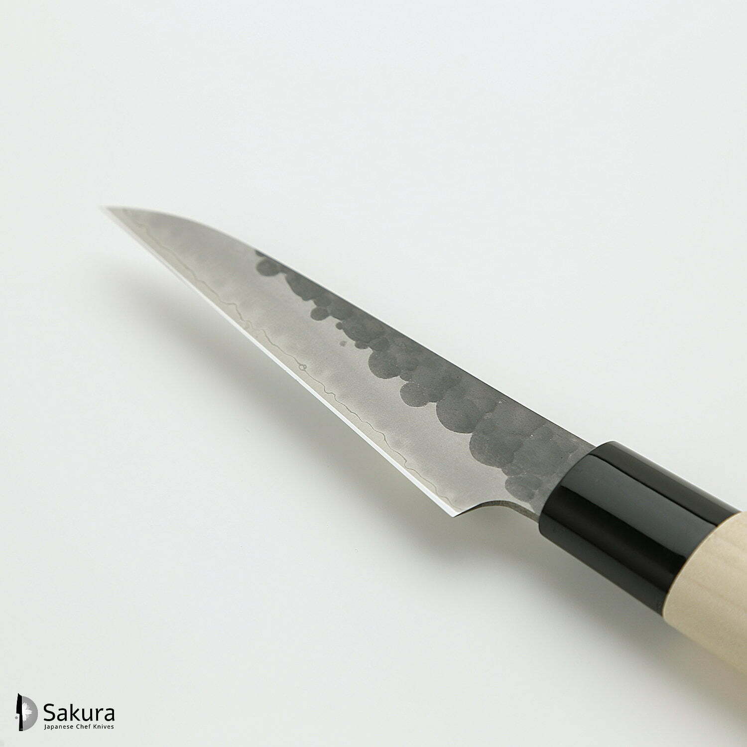 סכין עזר קטנה רב-תכליתית פֶּטִי 90מ״מ מחוזקת 3 שכבות: פלדת פחמן יפנית VG-10 עטופה פלדת אל-חלד גימור קורואיצ׳י שחור עם ריקוע פטיש טוג׳ירו יפן