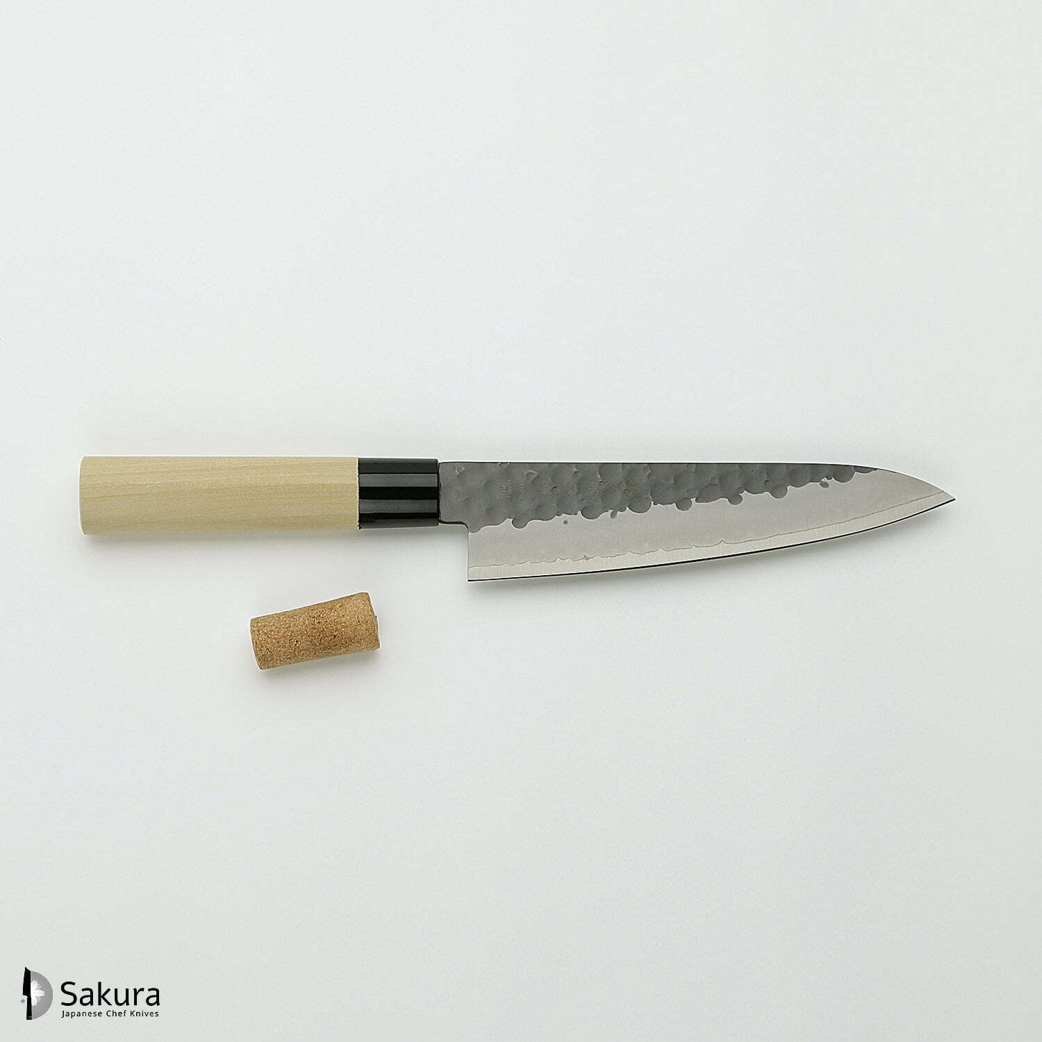 סכין שף רב-תכליתית גִּיוּטוֹ 180מ״מ מחוזקת 3 שכבות: פלדת פחמן יפנית VG-10 עטופה פלדת אל-חלד גימור קורואיצ׳י שחור עם ריקוע פטיש טוג׳ירו יפן