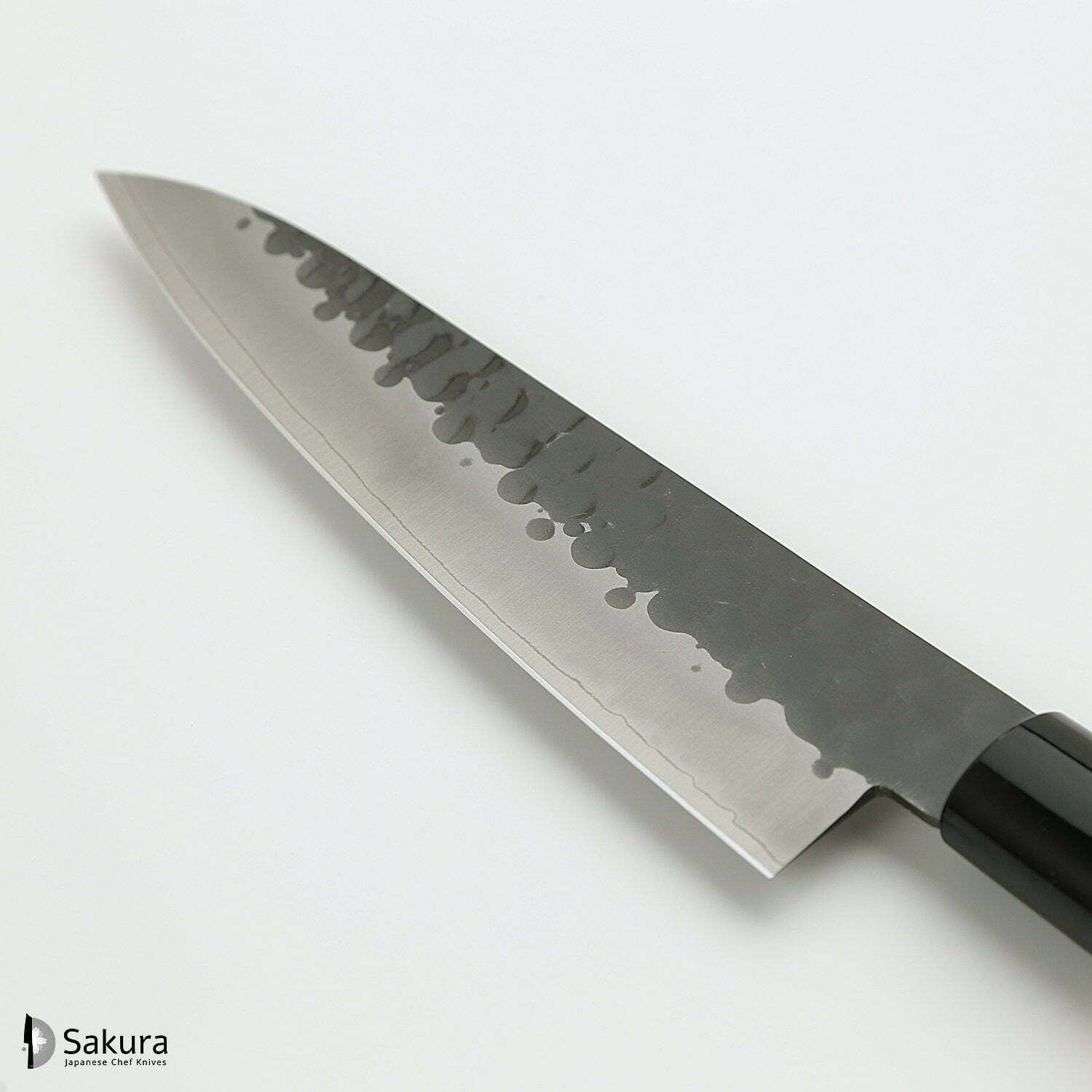 סכין שף רב-תכליתית גִּיוּטוֹ 180מ״מ מחוזקת 3 שכבות: פלדת פחמן יפנית VG-10 עטופה פלדת אל-חלד גימור קורואיצ׳י שחור עם ריקוע פטיש טוג׳ירו יפן