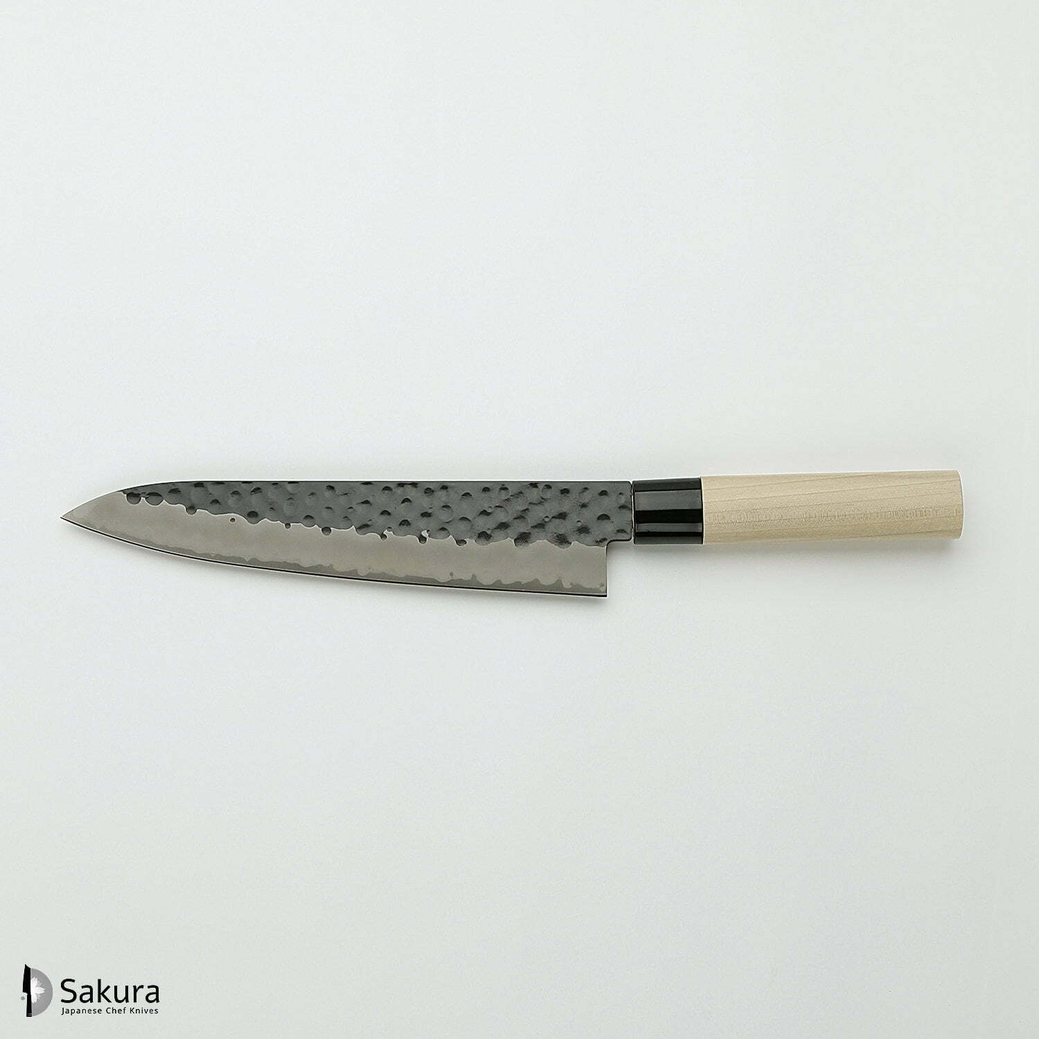 סכין שף רב-תכליתית גִּיוּטוֹ 240מ״מ מחוזקת 3 שכבות: פלדת פחמן יפנית VG-10 עטופה פלדת אל-חלד גימור קורואיצ׳י שחור עם ריקוע פטיש טוג׳ירו יפן