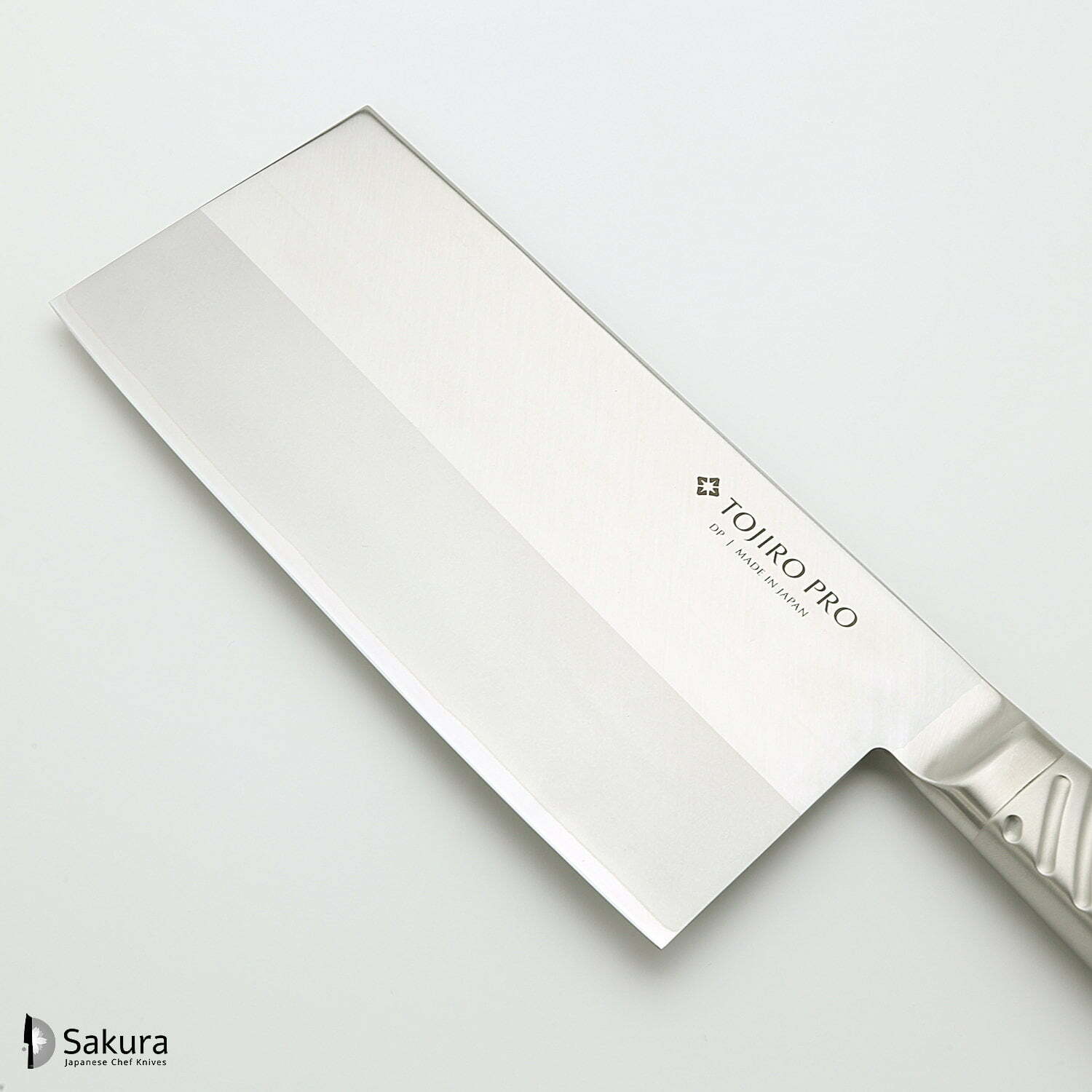 סכין שף רב-תכליתית צ’וּקָה בּוֹצ’וֹ 225מ״מ מחוזקת 3 שכבות: פלדת פחמן VG-10 עטופה בפלדת אל-חלד גימור מט מלוטש טוג׳ירו יפן