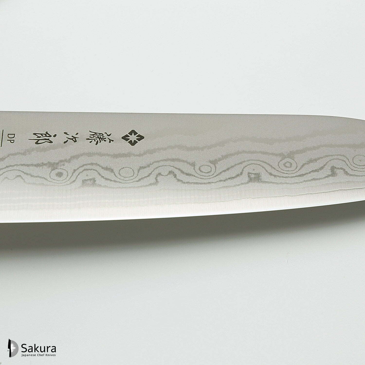 סכין רב-תכליתית סָנטוֹקוּ 170מ״מ מחוזקת 37 שכבות: פלדת פחמן יפנית VG-10 עטופה 36 שכבות פלדת אל-חלד גימור דמשק 37 שכבות טוג׳ירו יפן