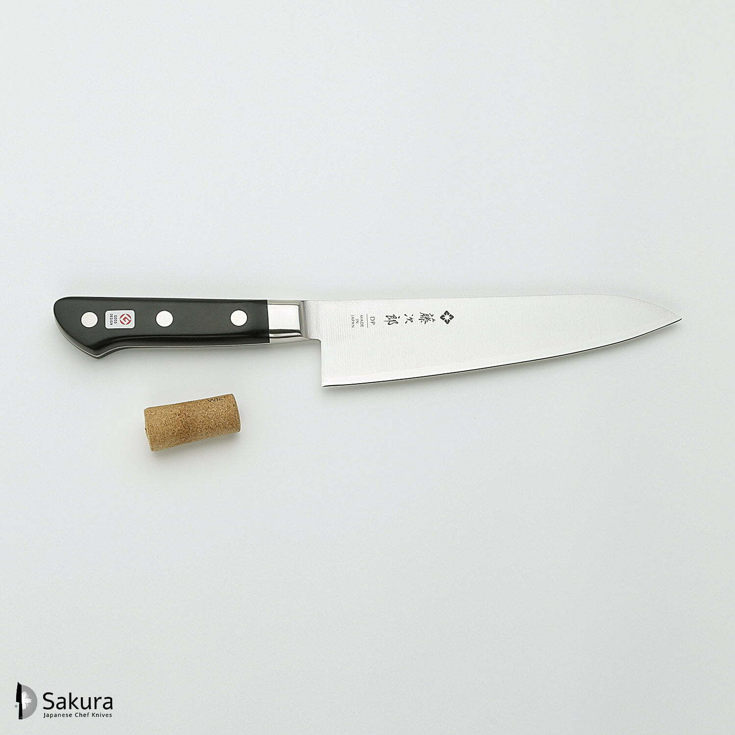 סכין שף רב-תכליתית גִּיוּטוֹ 180מ״מ מחוזקת 3 שכבות: פלדת פחמן יפנית VG-10 עטופה פלדת אל-חלד גימור מט מלוטש טוג׳ירו יפן