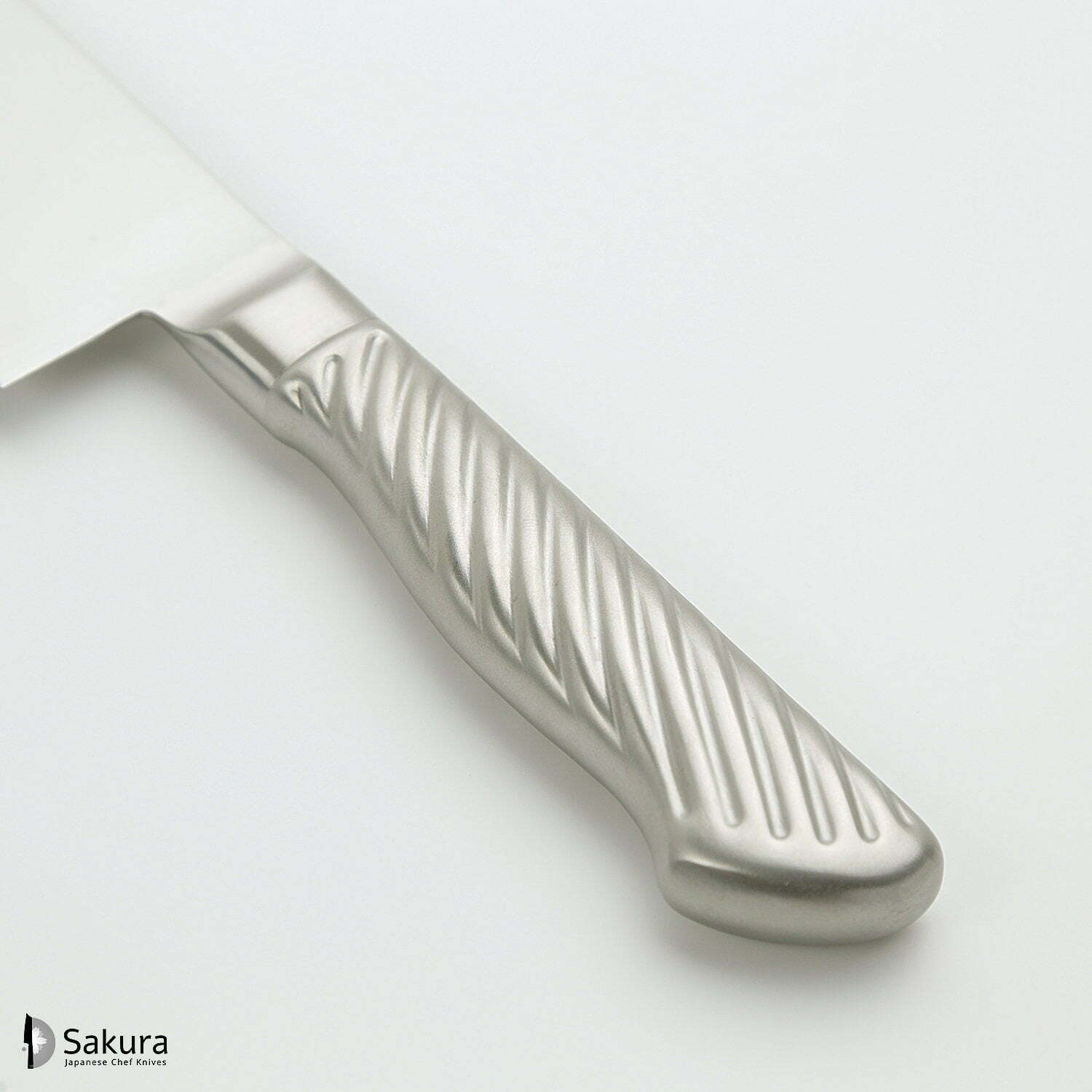 סכין שף רב-תכליתית גִּיוּטוֹ 180מ״מ מחוזקת 3 שכבות: פלדת פחמן יפנית VG-10 עטופה פלדת אל-חלד גימור מט מלוטש טוג׳ירו יפן